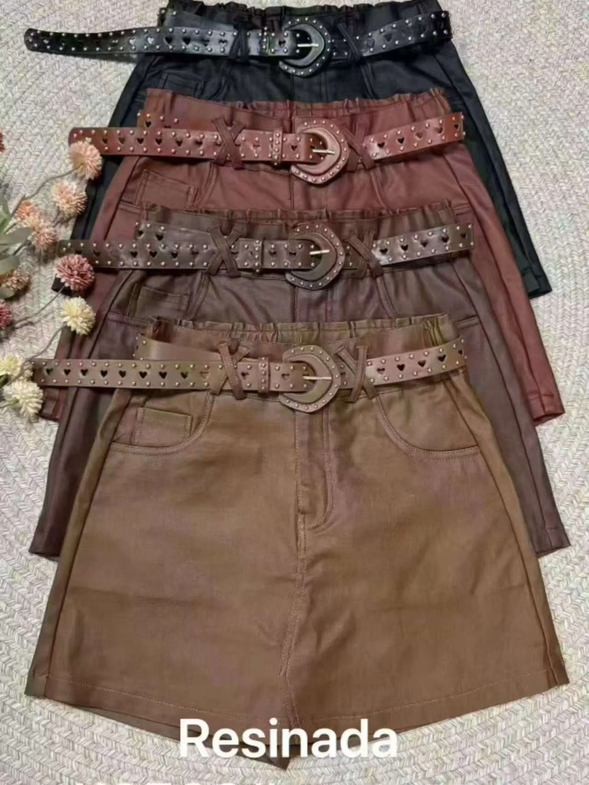 Shorts saia resinada com cinto