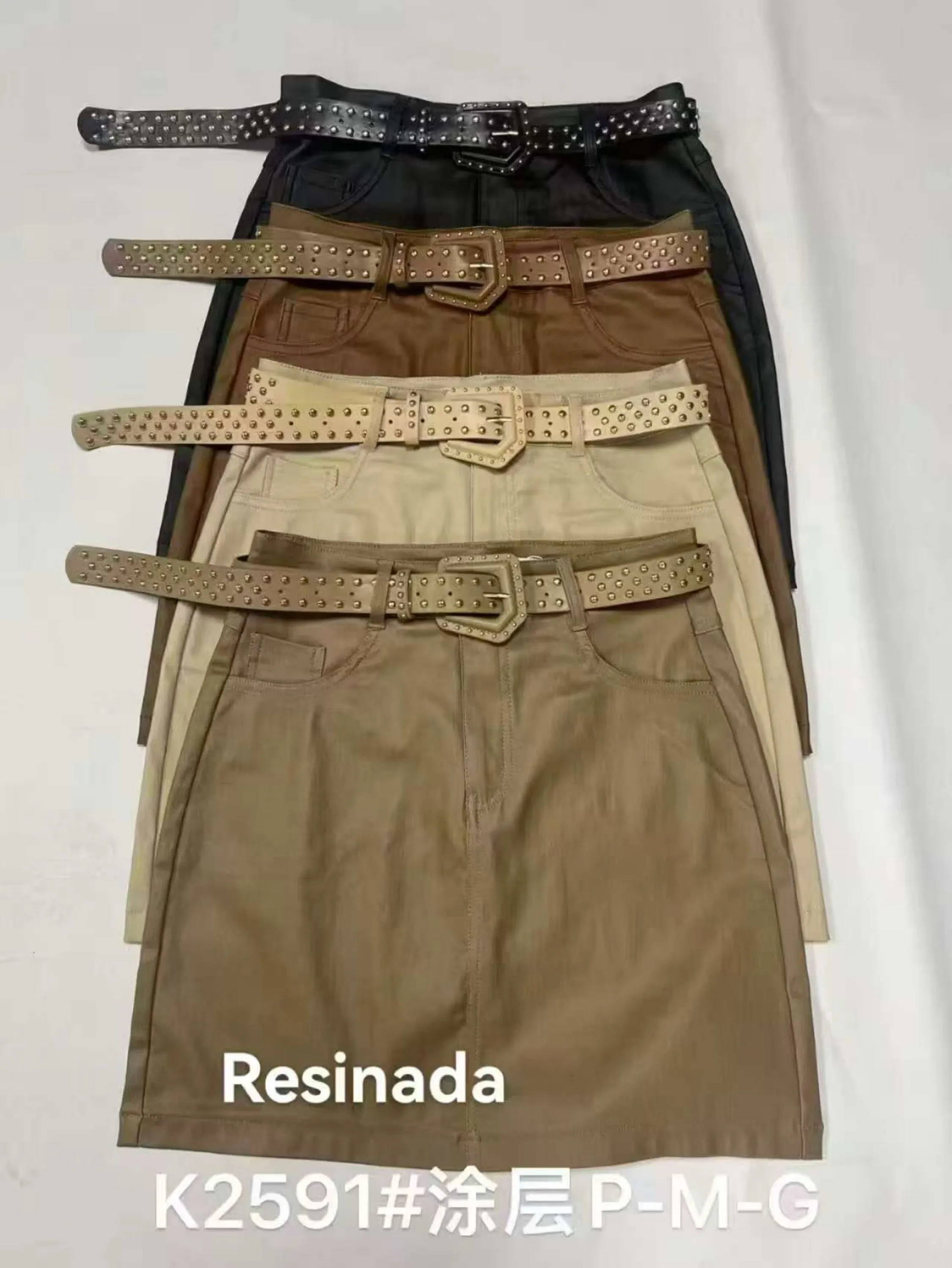 Saia curte resinada com cinto