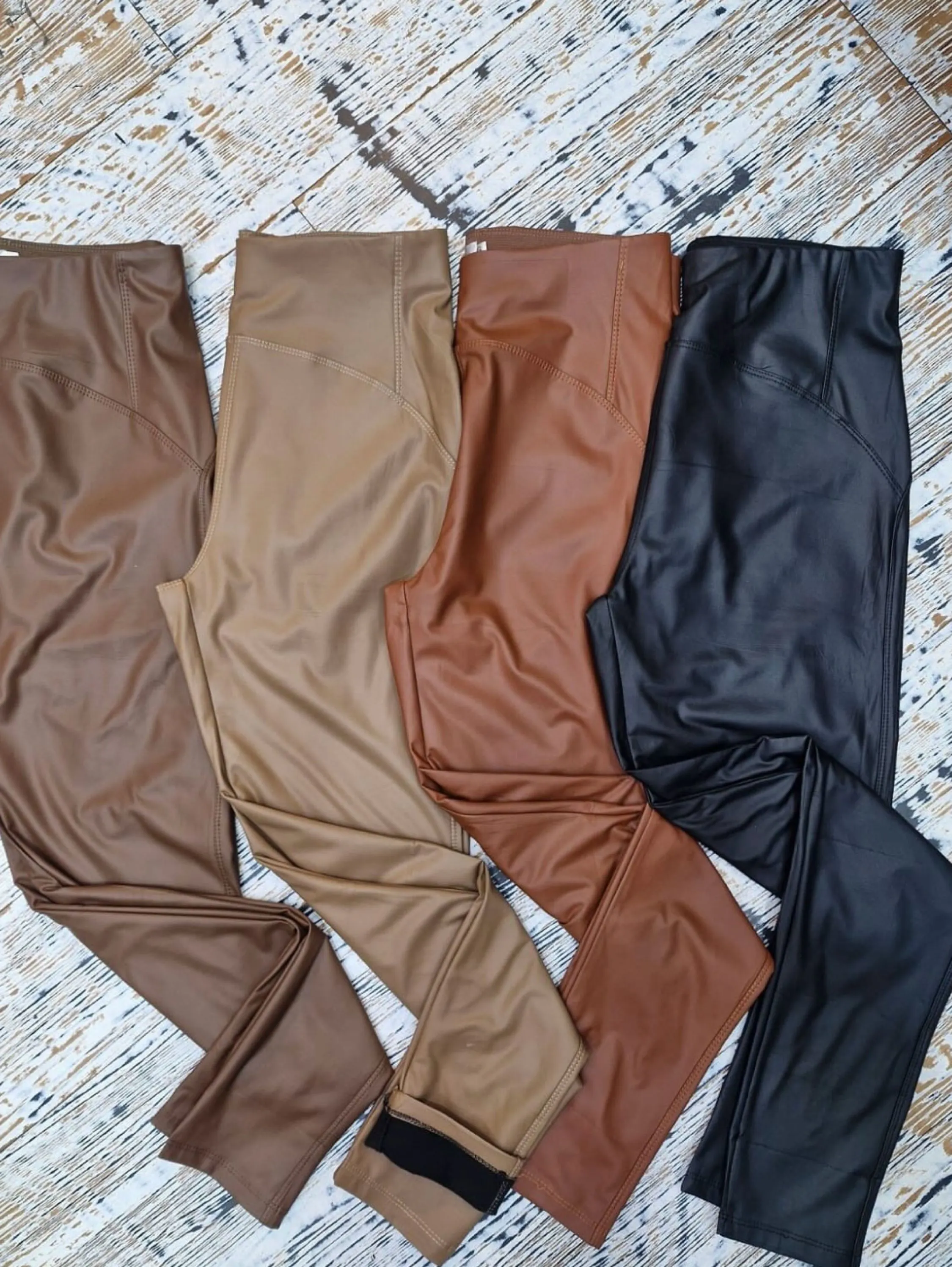 Calça couro com elástico