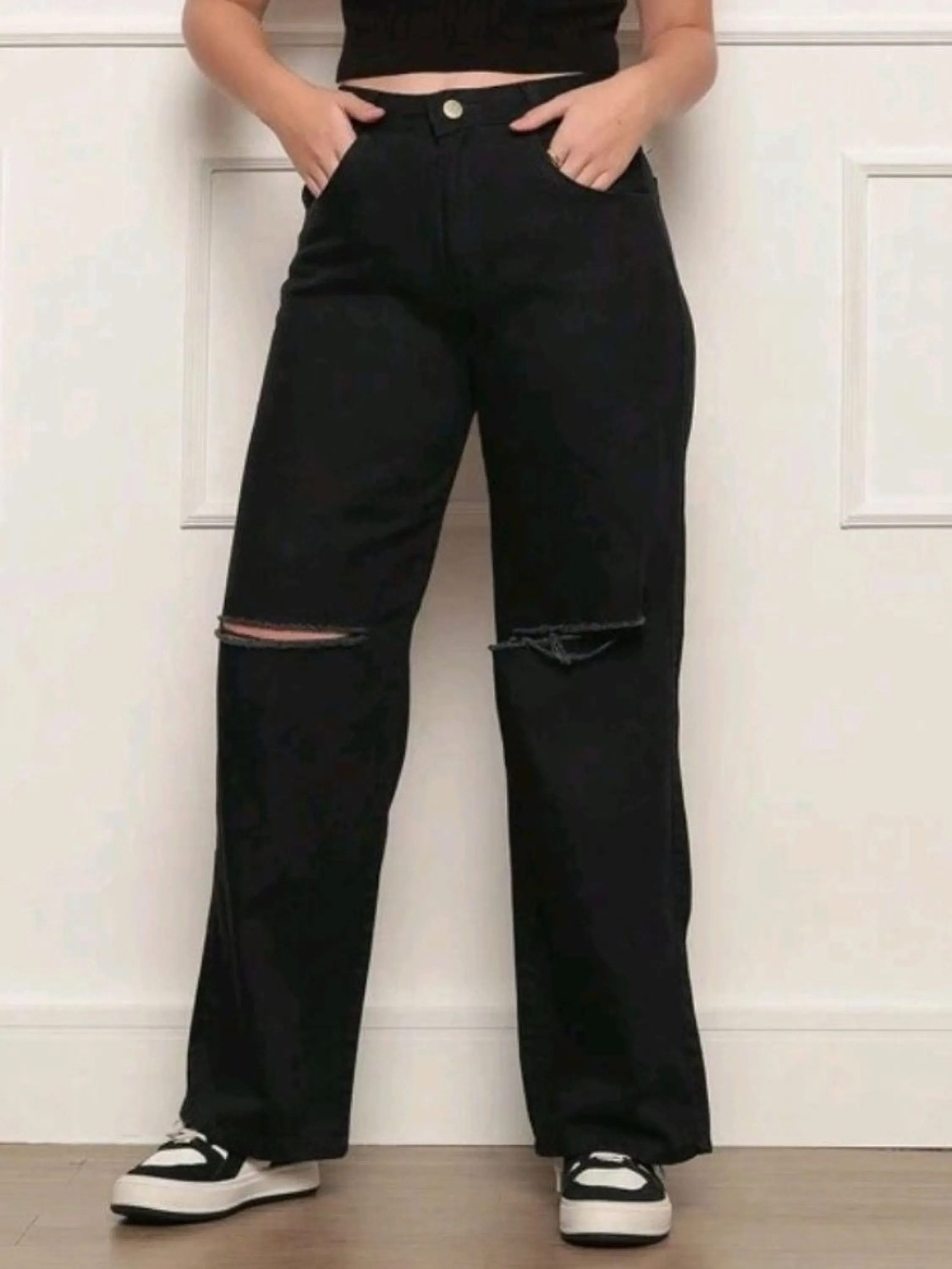 Calça wide leg jeans preto rasgada no joelho pantalona