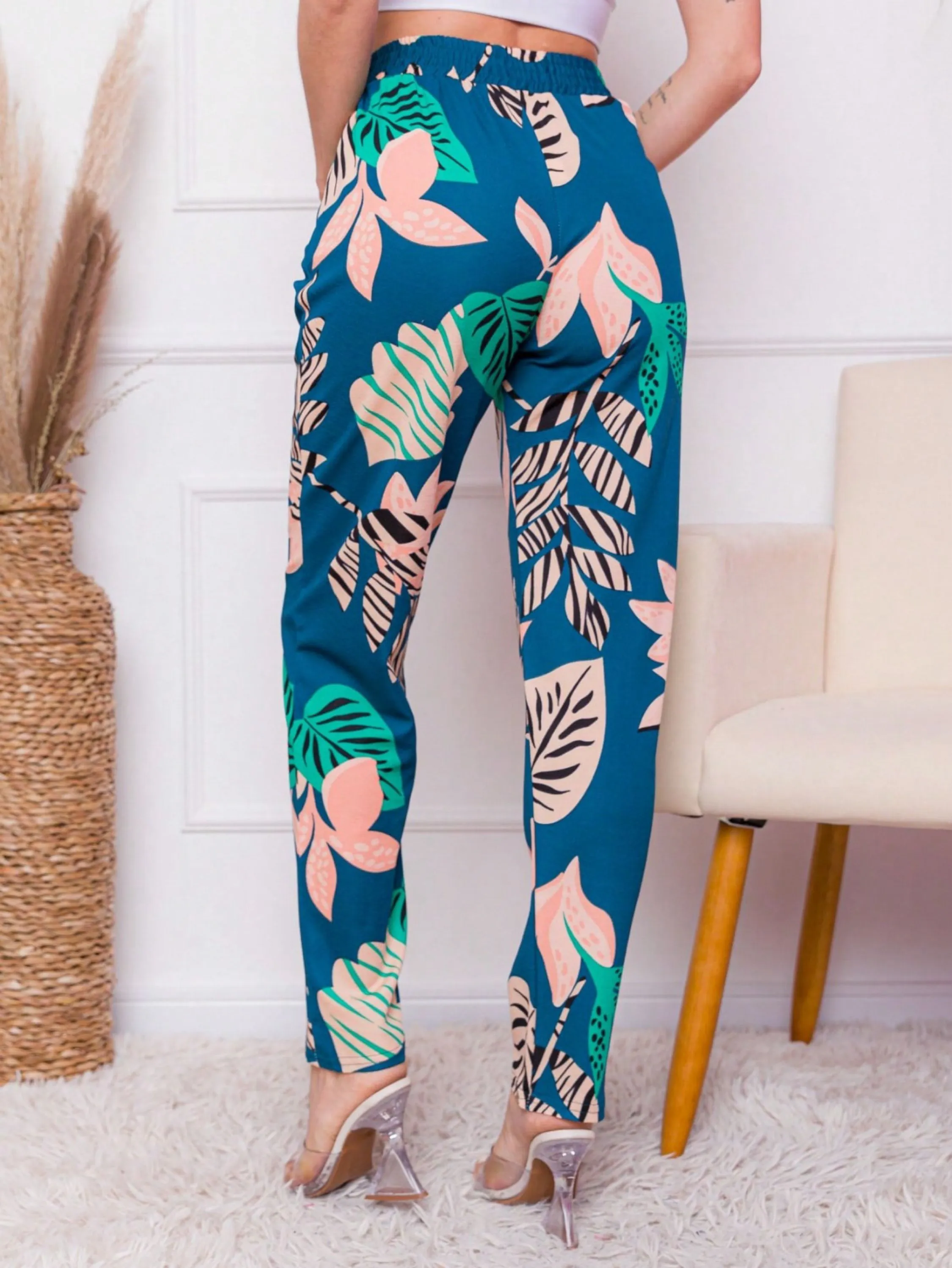 Calça estampa floral poliéster com elastano elástico na cintura detalhe cordão amarração A376