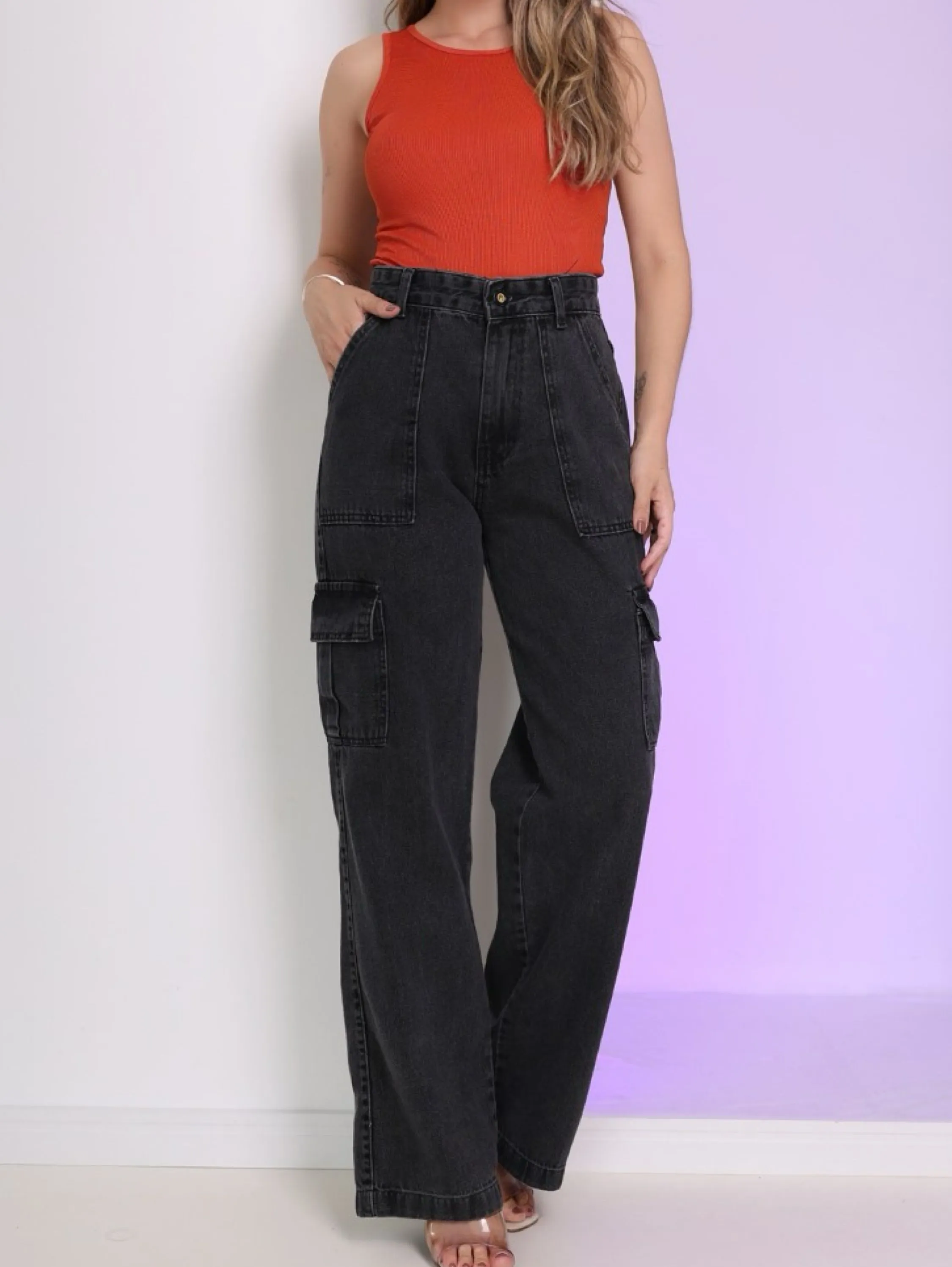 Calça Cargo jeans  feminina tem bolsos com ziper