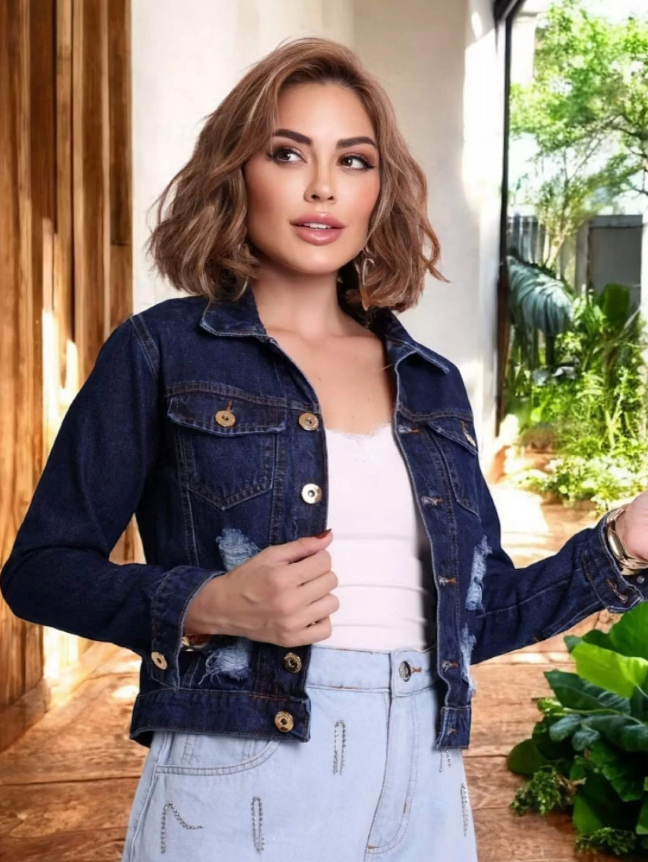 Jaqueta jeans com barra modelo rasgadinho