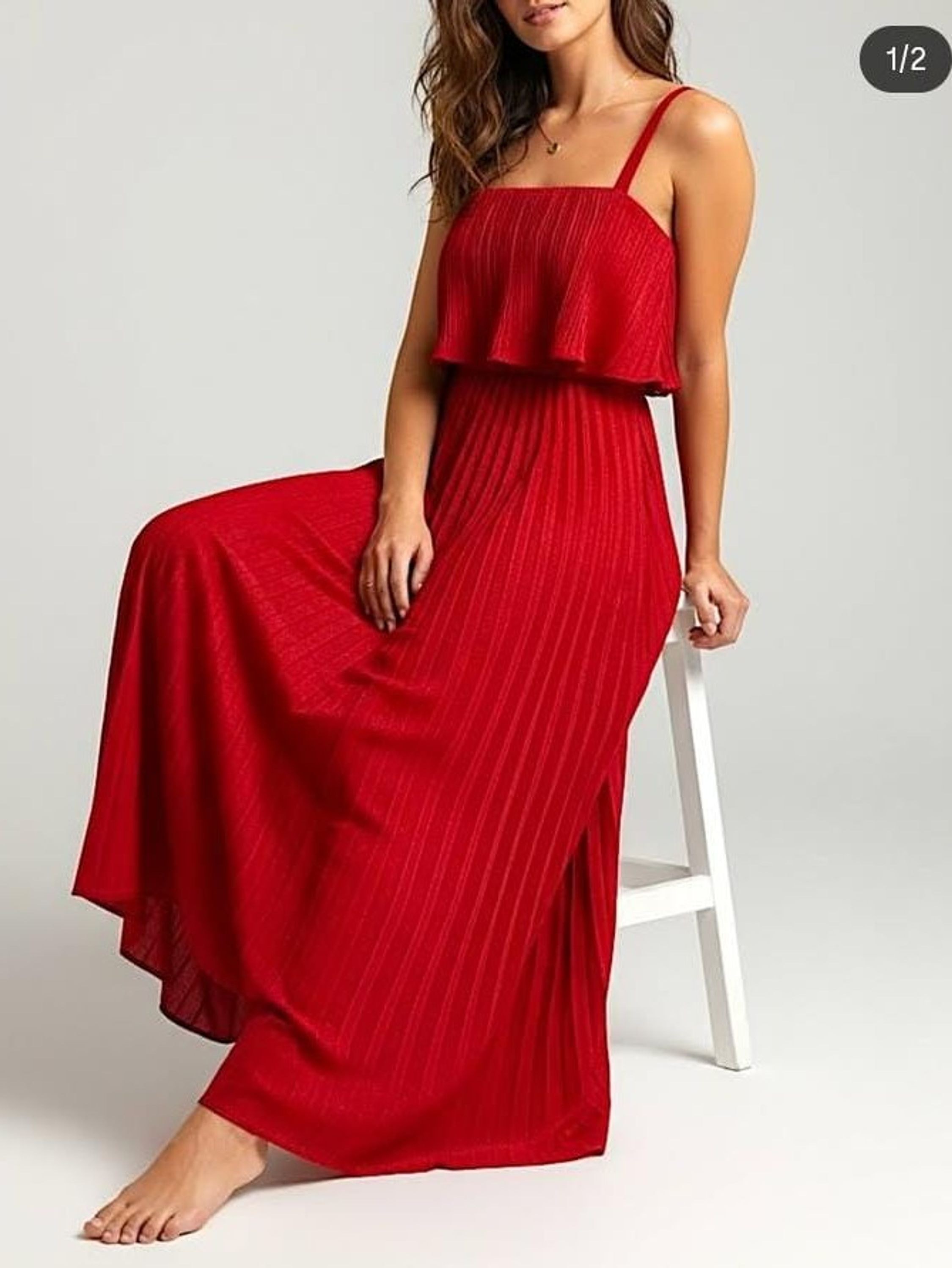 Vestido plissado com babado