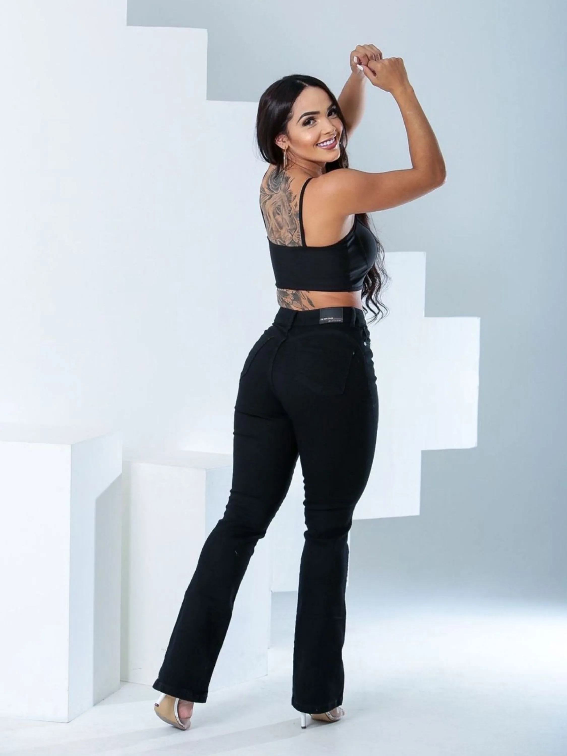 Calça Jeans Preta com Lycra e Rasgo nos Joelhos