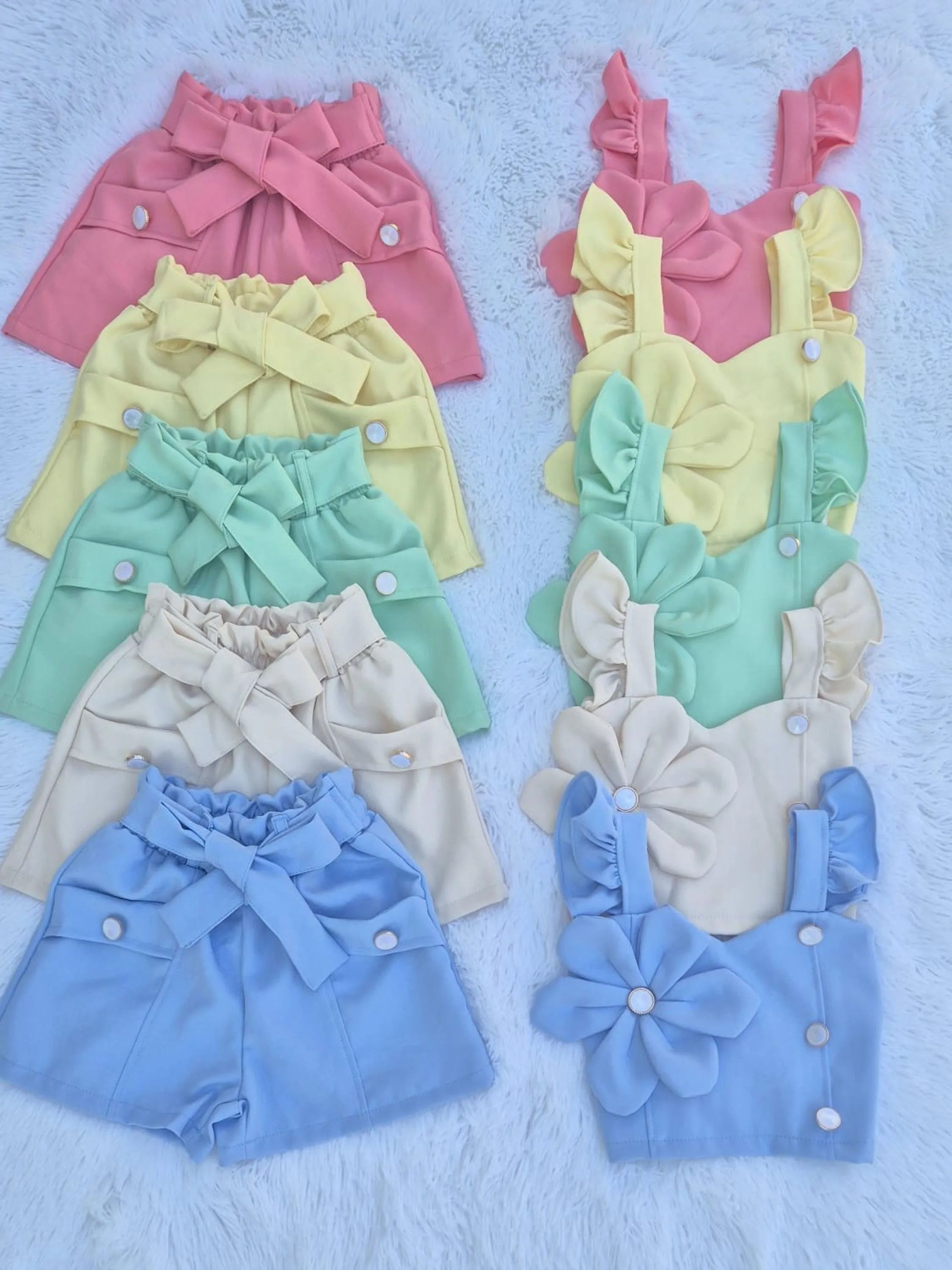 Conjunto infantil de shorts e cropped com flor (azul)