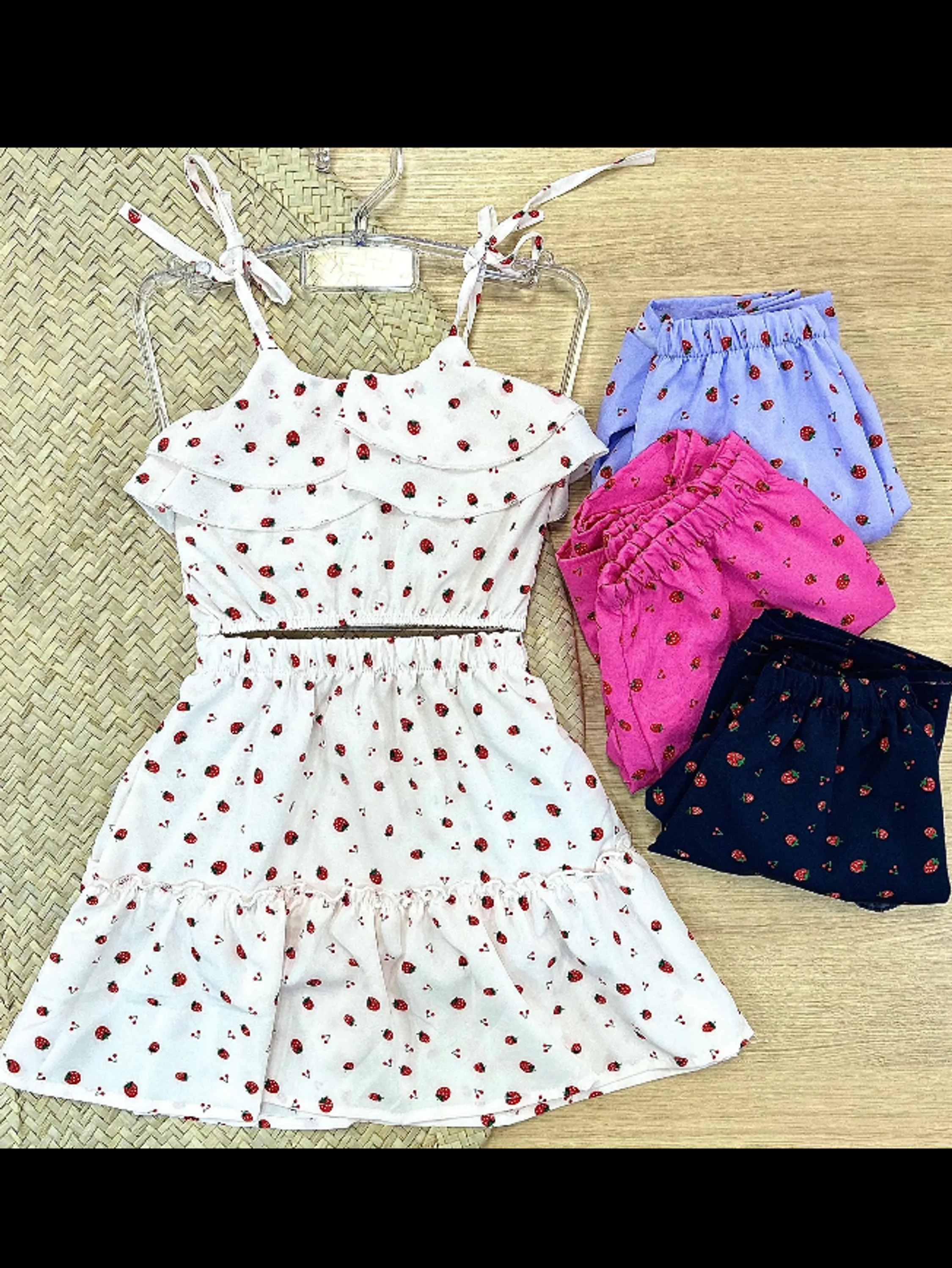 Conjunto infantil cropped e saia