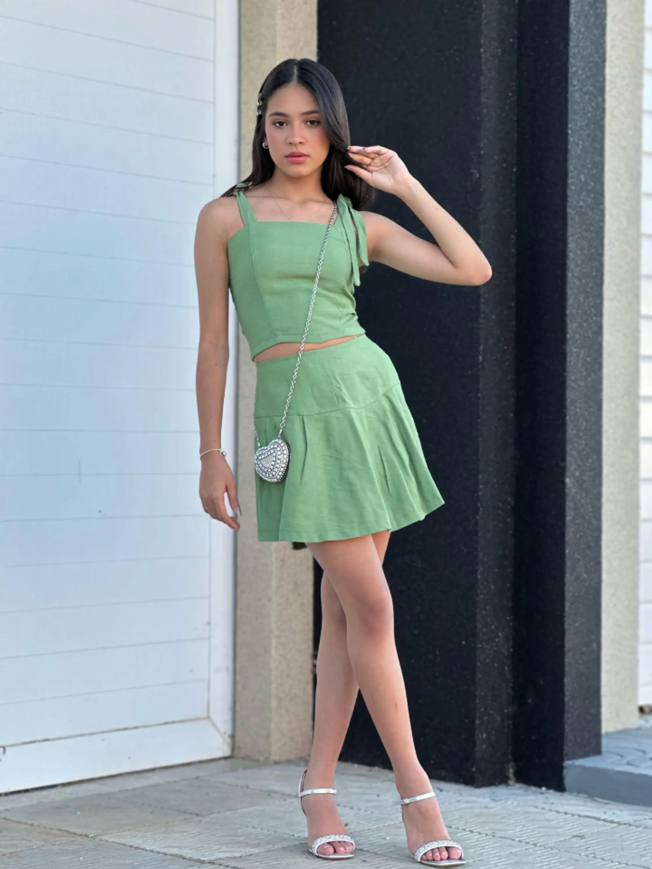 Conjunto juvenil cropped e saia (P)