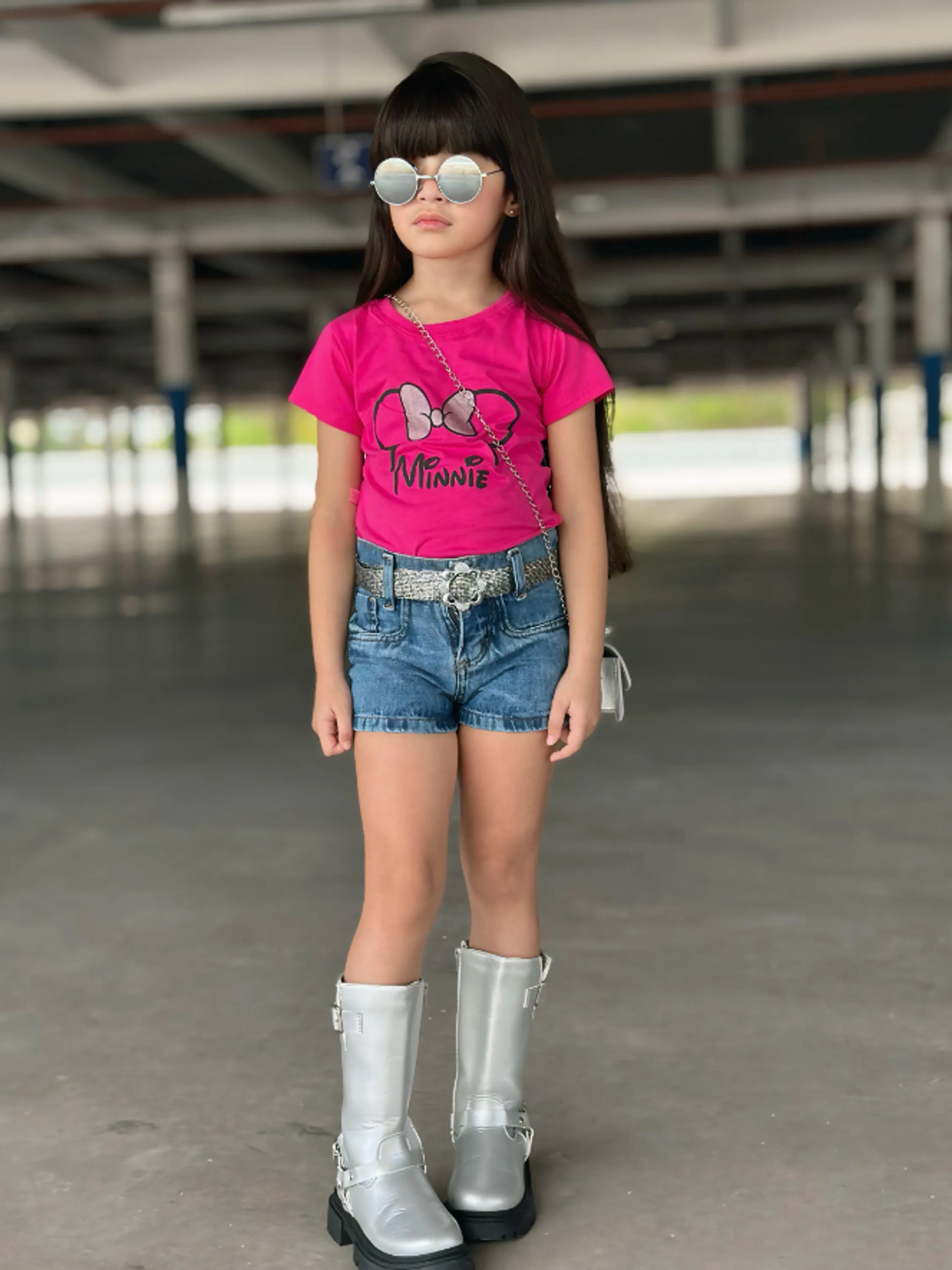 Conjunto infantil shorts, T-shirt e cinto