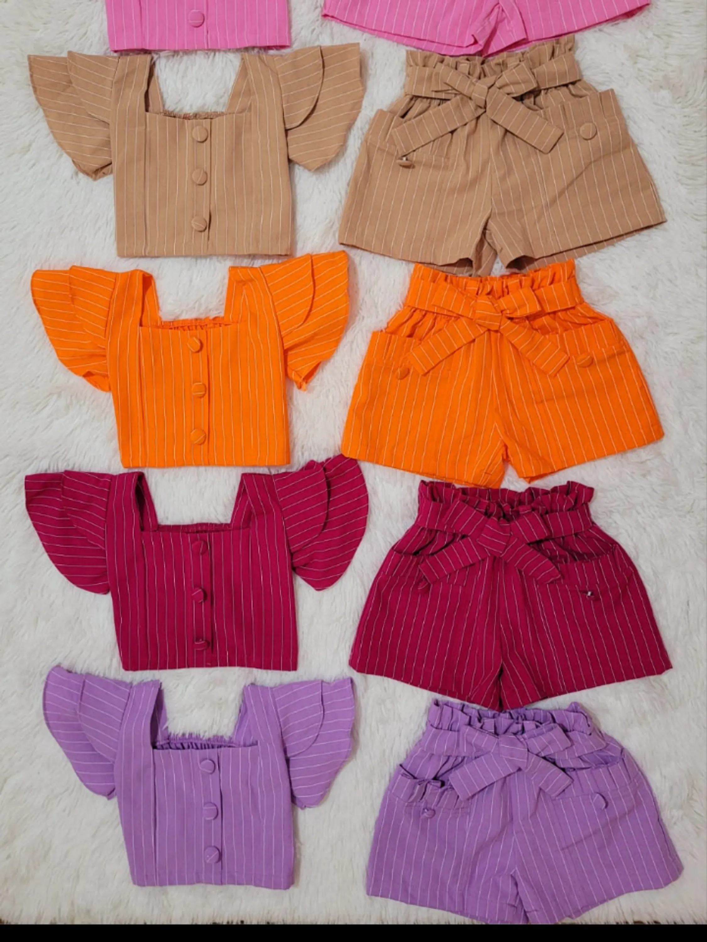 Conjunto infantil cropped e shorts