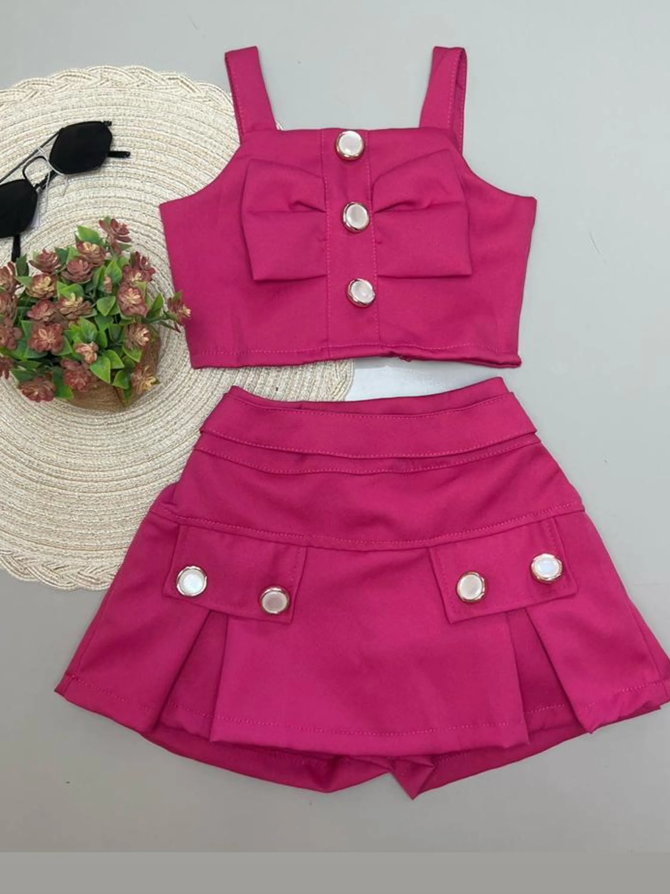 Conjunto infantil cropped e shorts saia