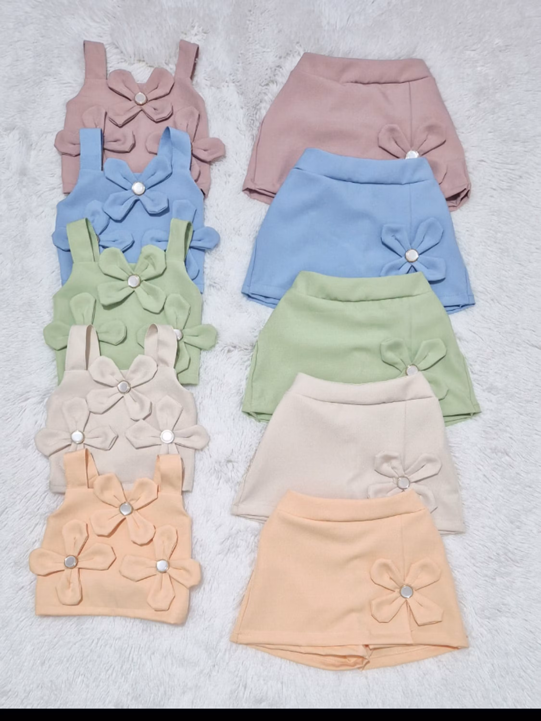 Conjunto infantil flor shorts e cropped