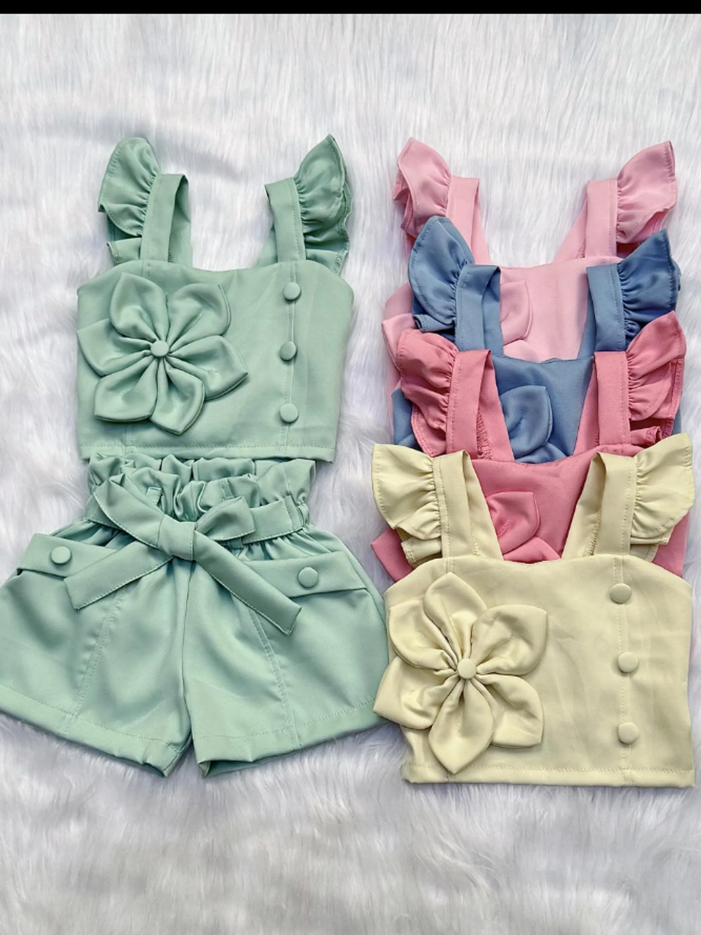 Conjunto infantil de shorts e cropped flor (R)