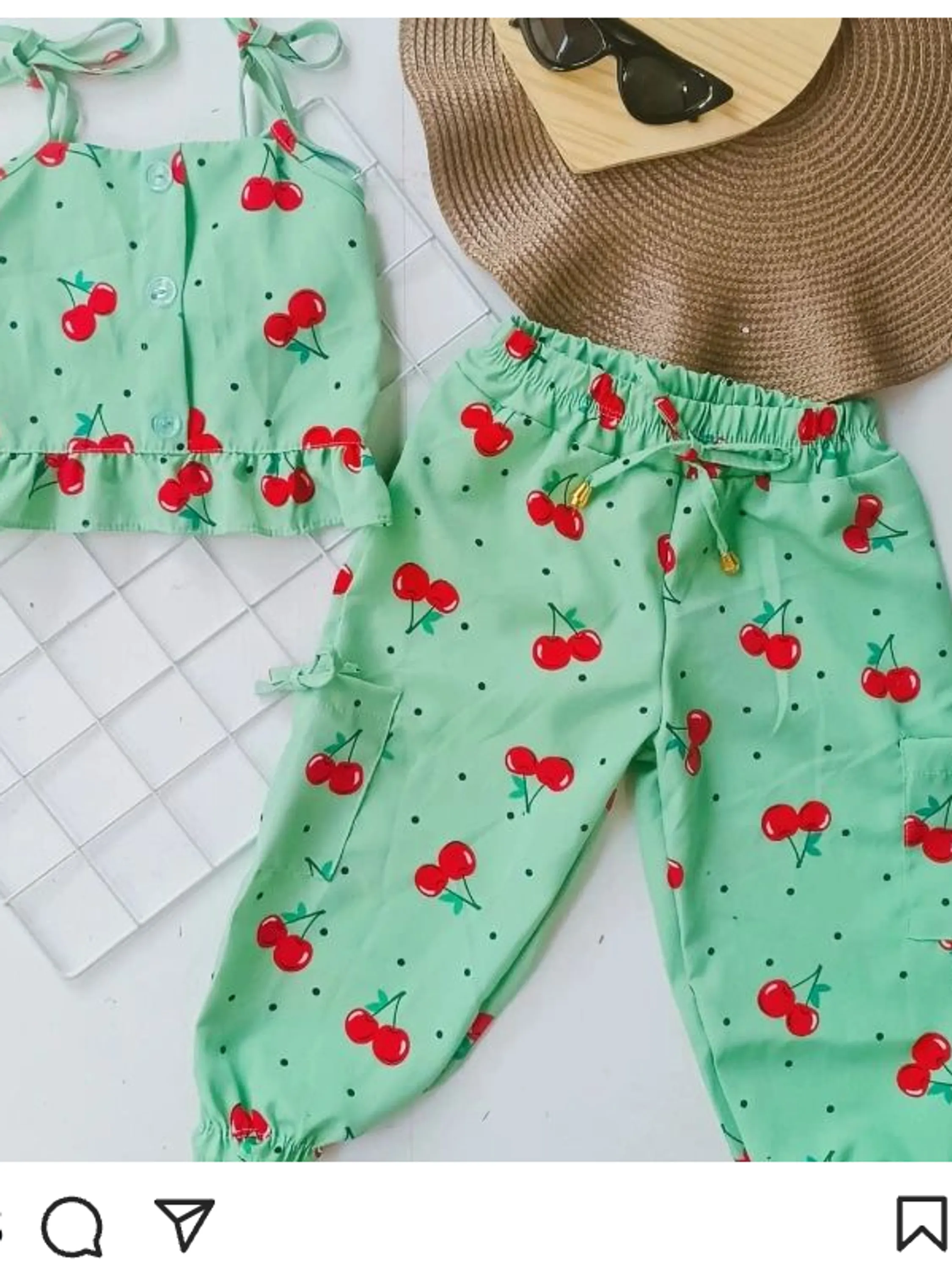 Conjunto infantil cropped e calça estampas variadas