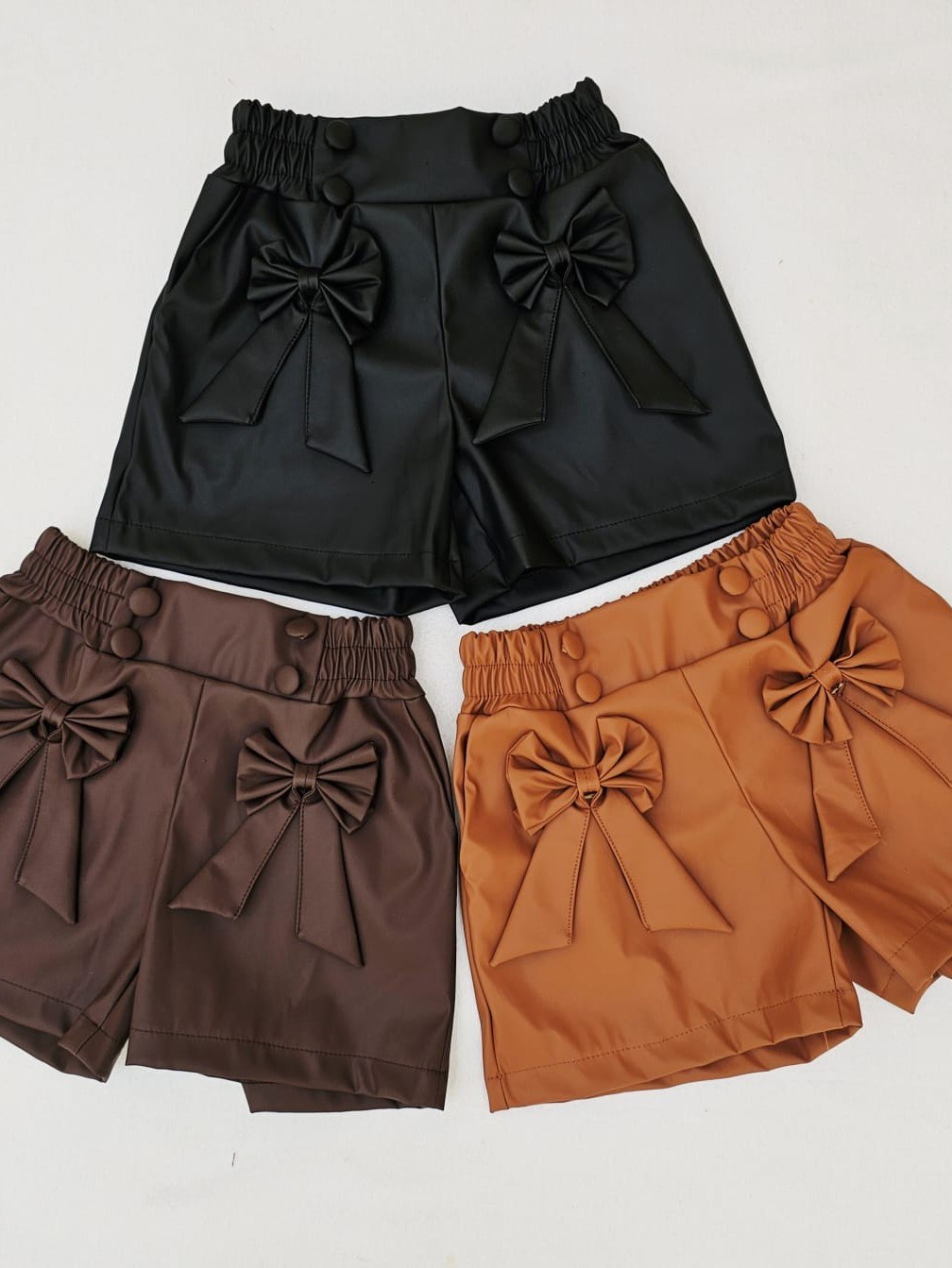 Shorts infantil com lacinhos tecido couro fake (31)