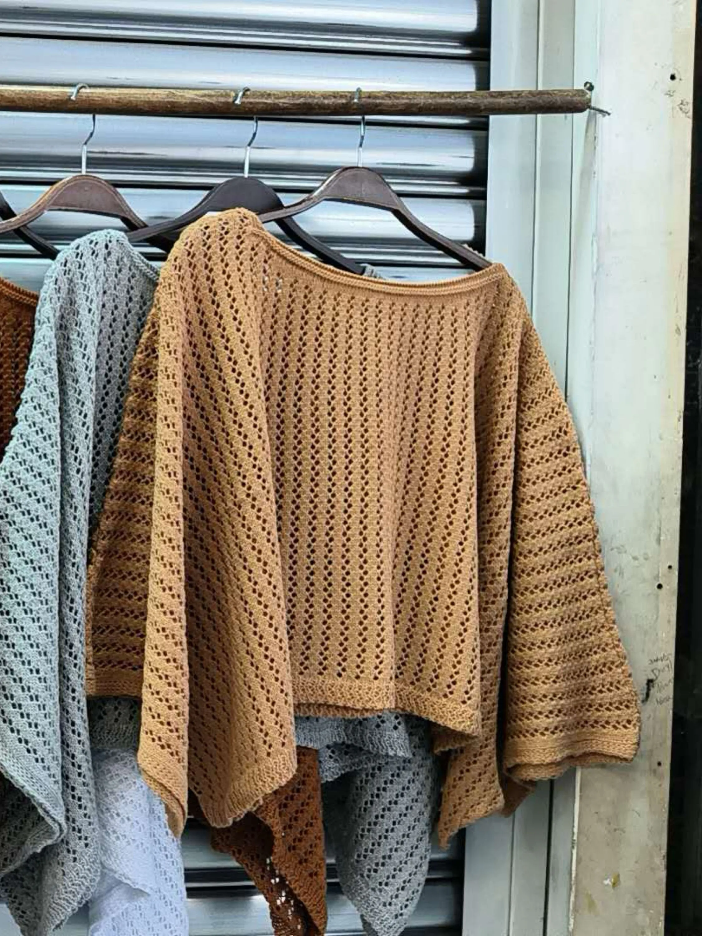 Poncho tricot ponto crochê furos capa outono e inverno