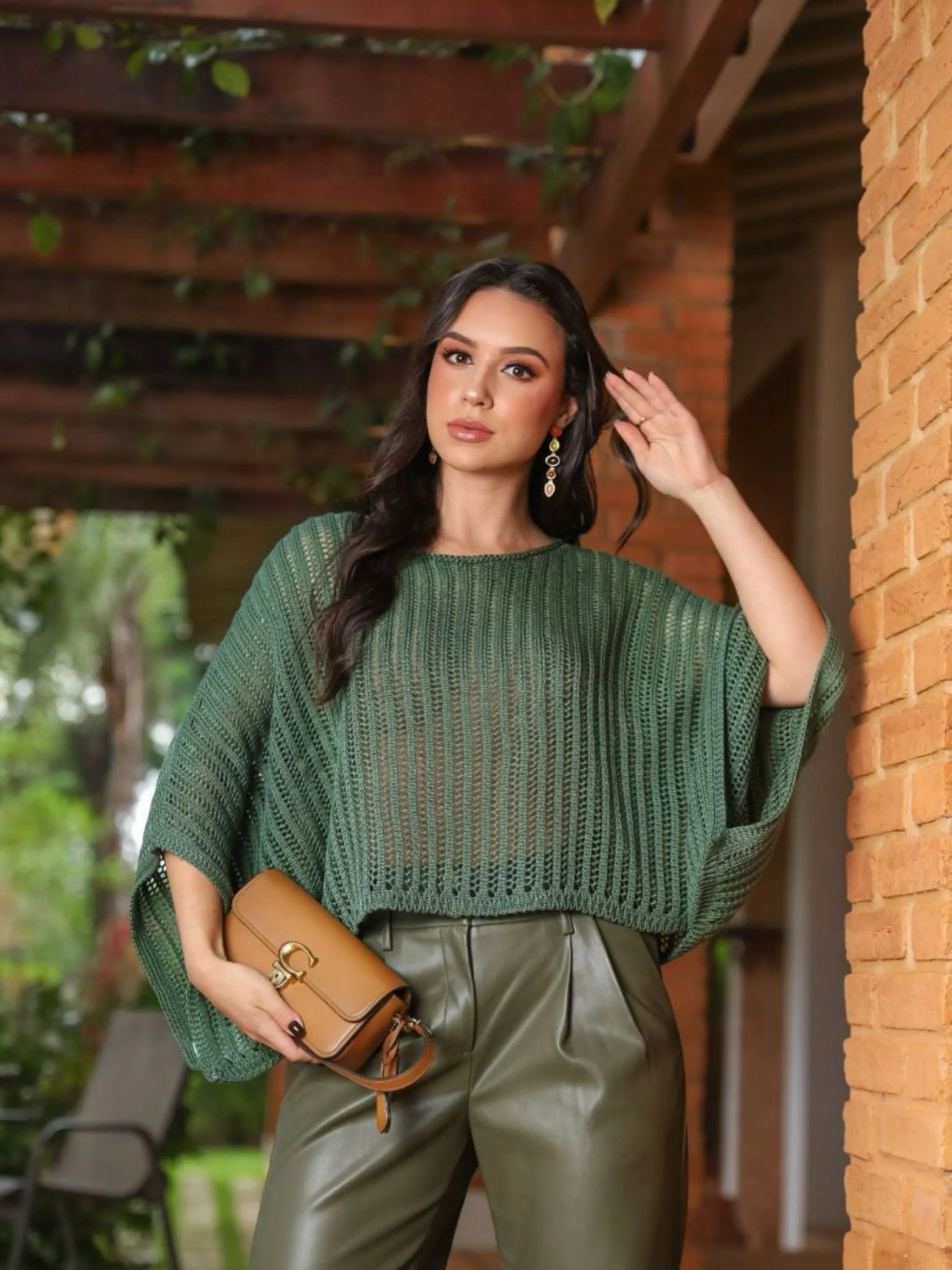 Poncho tricot ponto crochê furos capa sobreposição outono