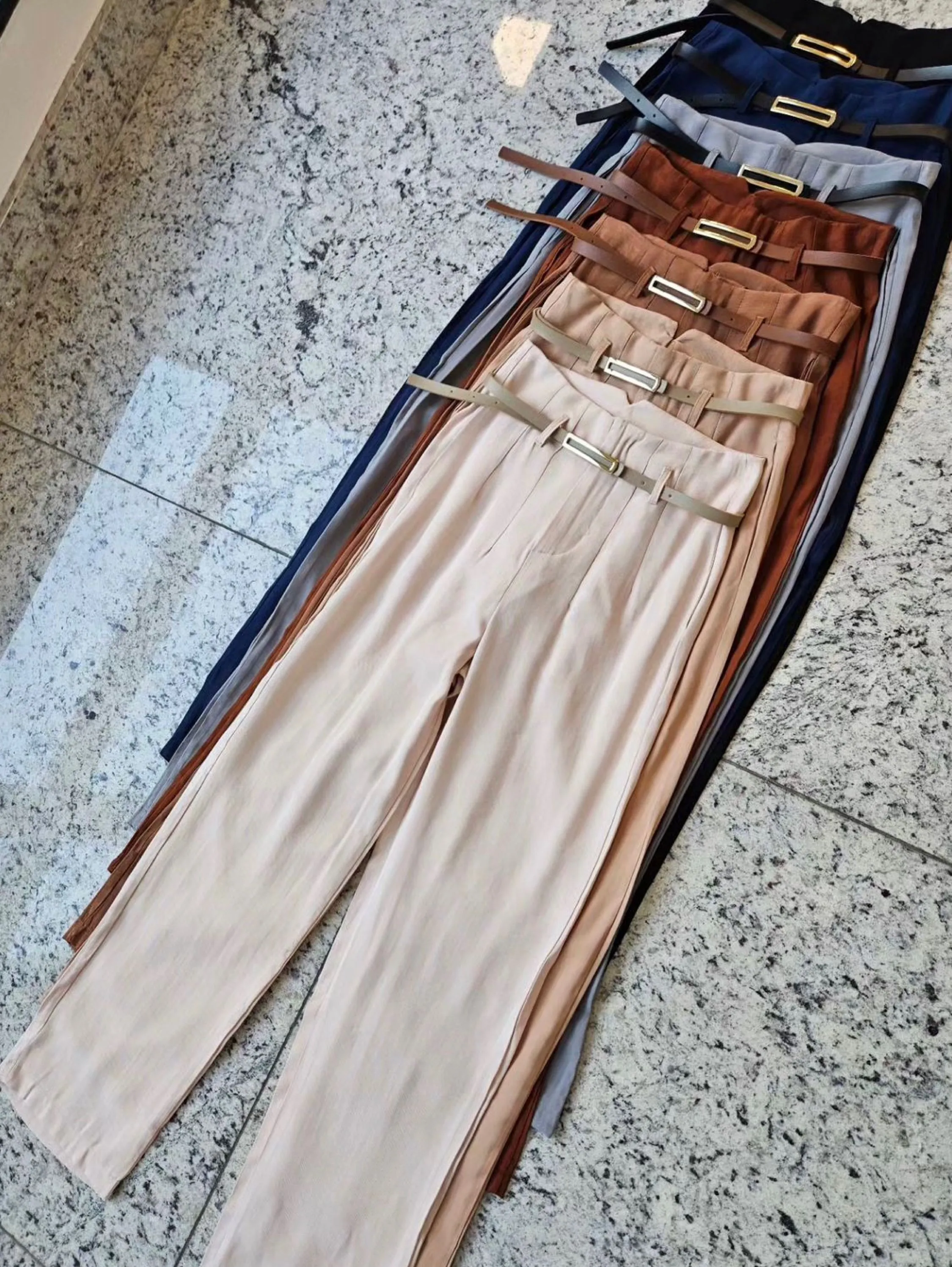 Calça pantalona de marrant com cinto fino