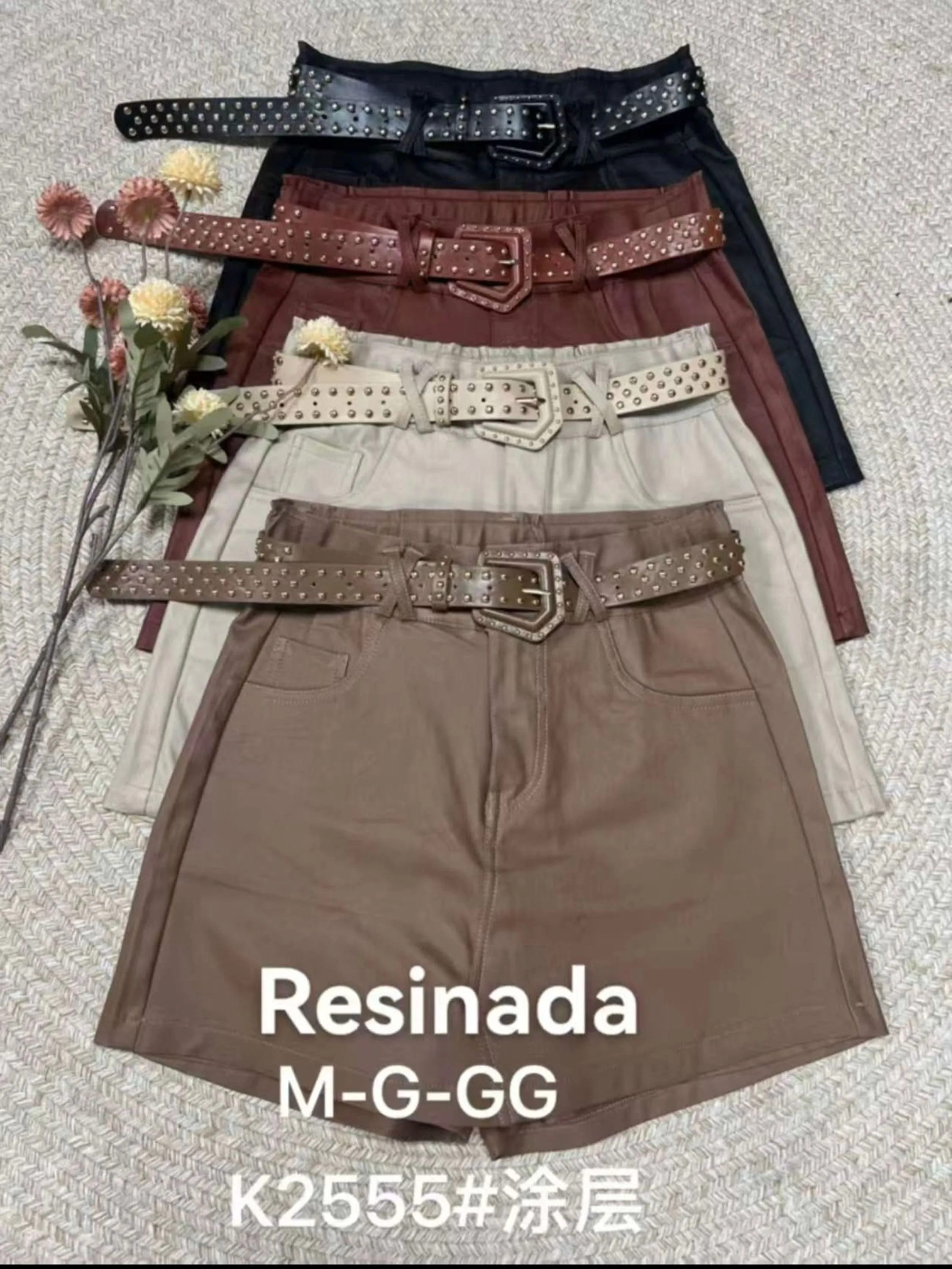 short saia resinada com cinto importado