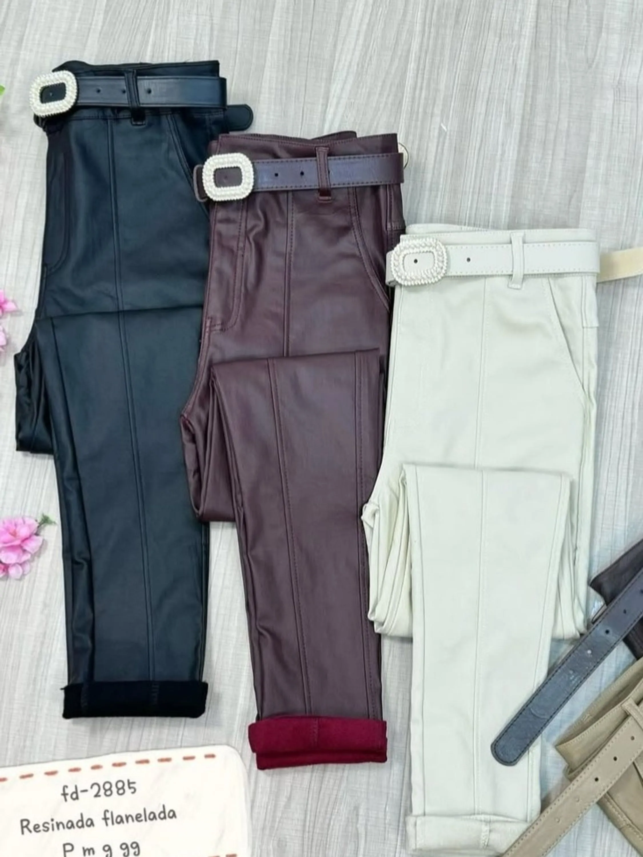 calça resinada com cinto