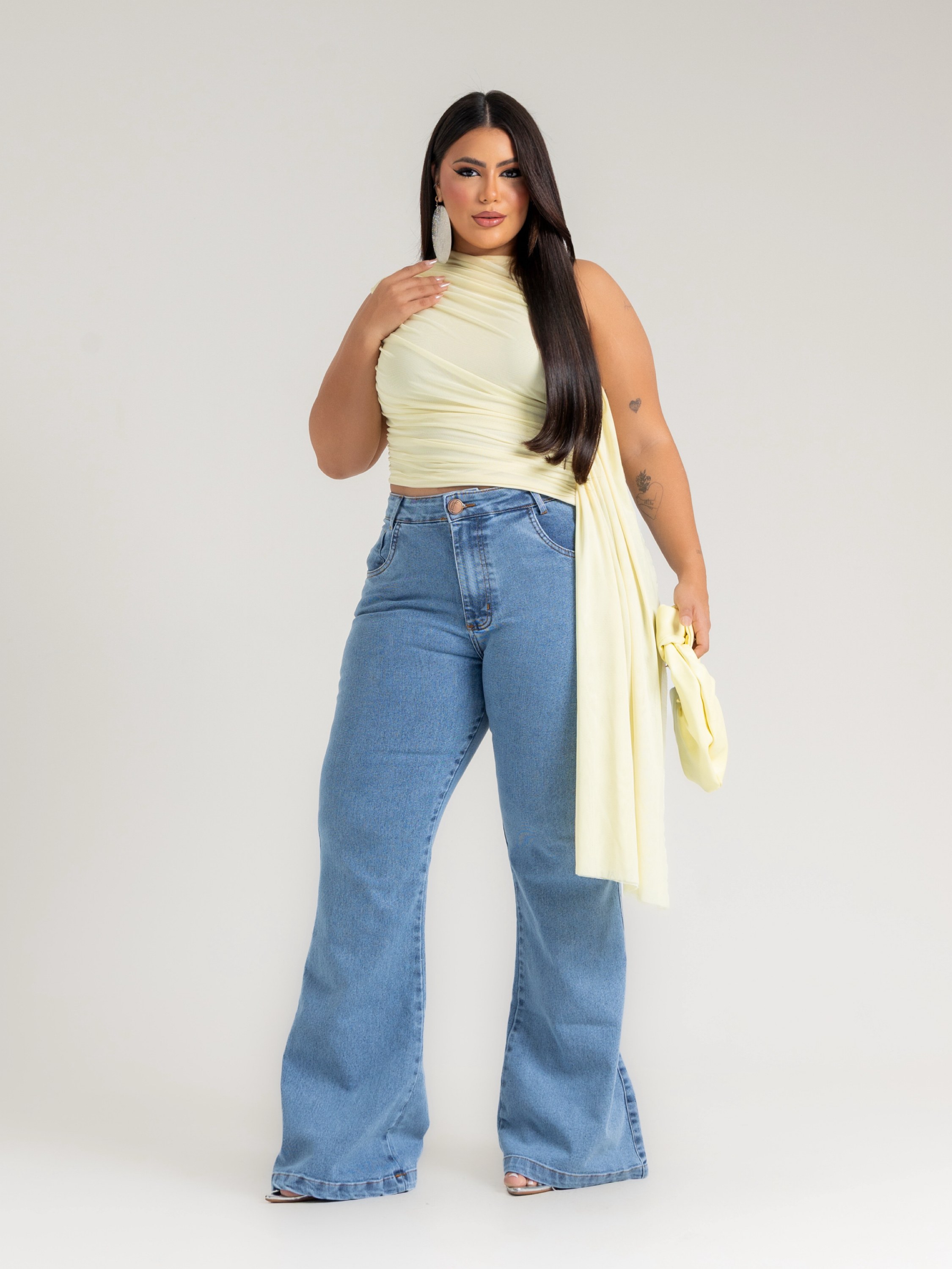 Calça jeans plus size flare com lycra feminina