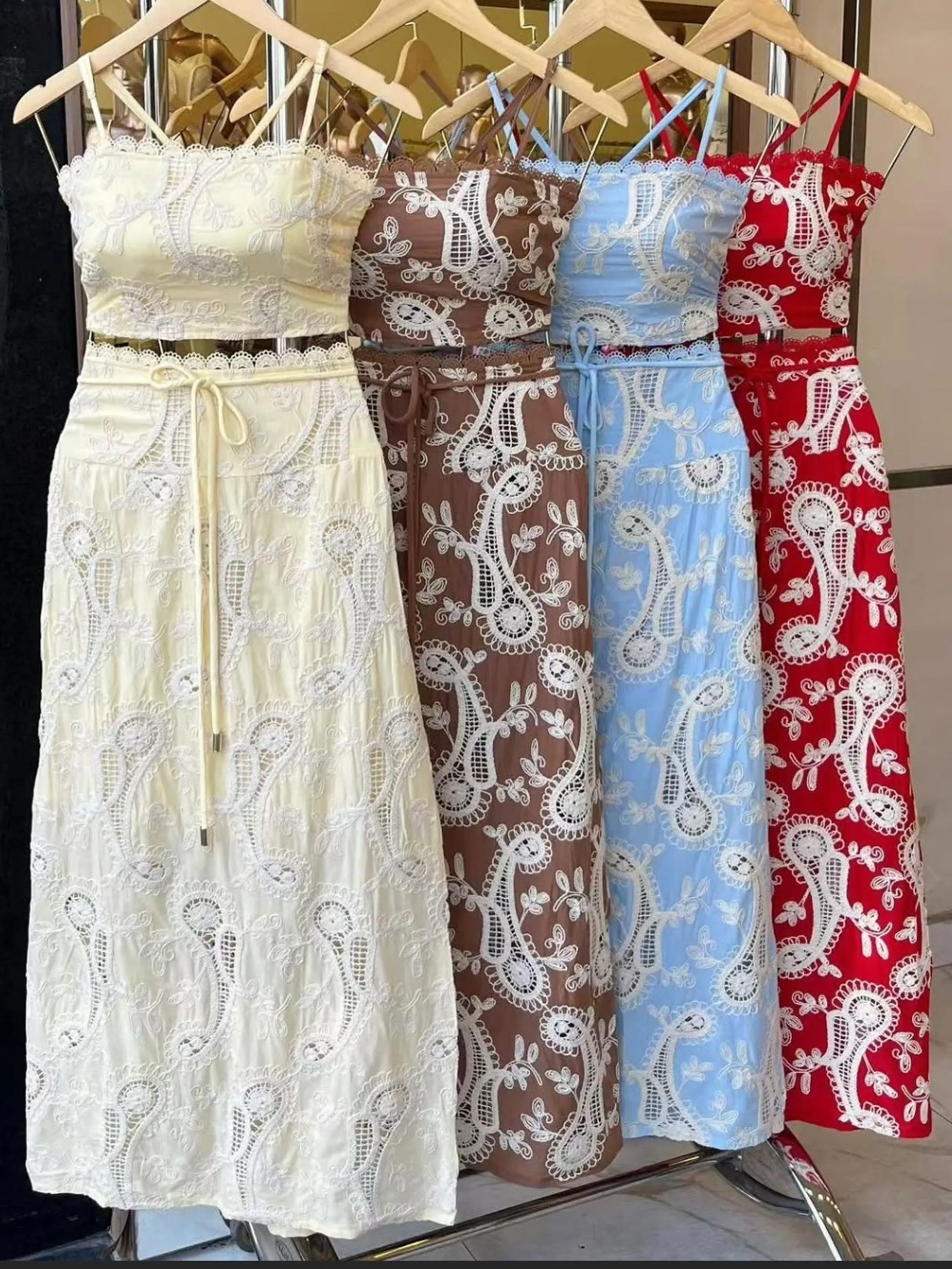 Conjunto de saía bordado