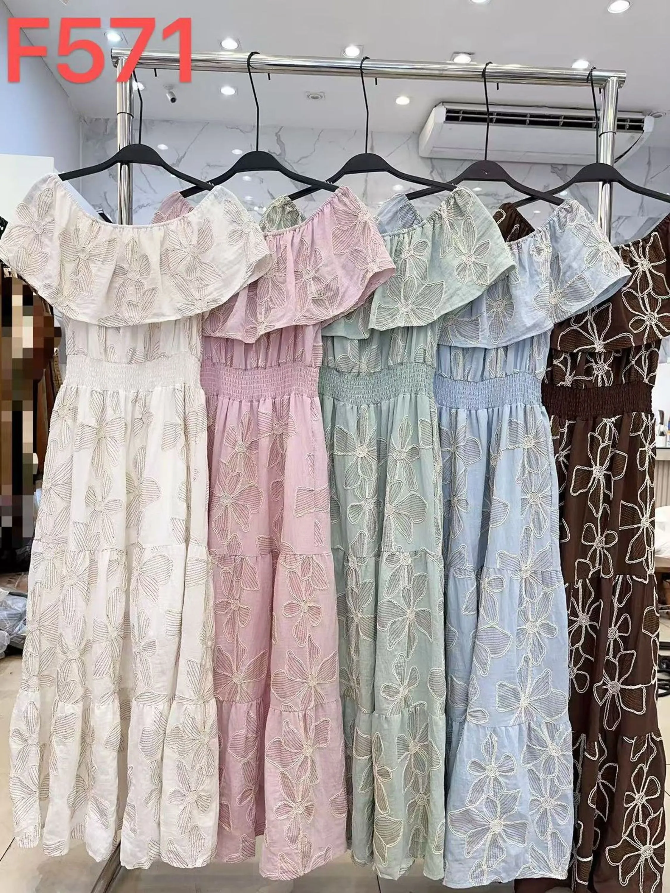 Vestido Ombro a Ombro Bordado Floral F571