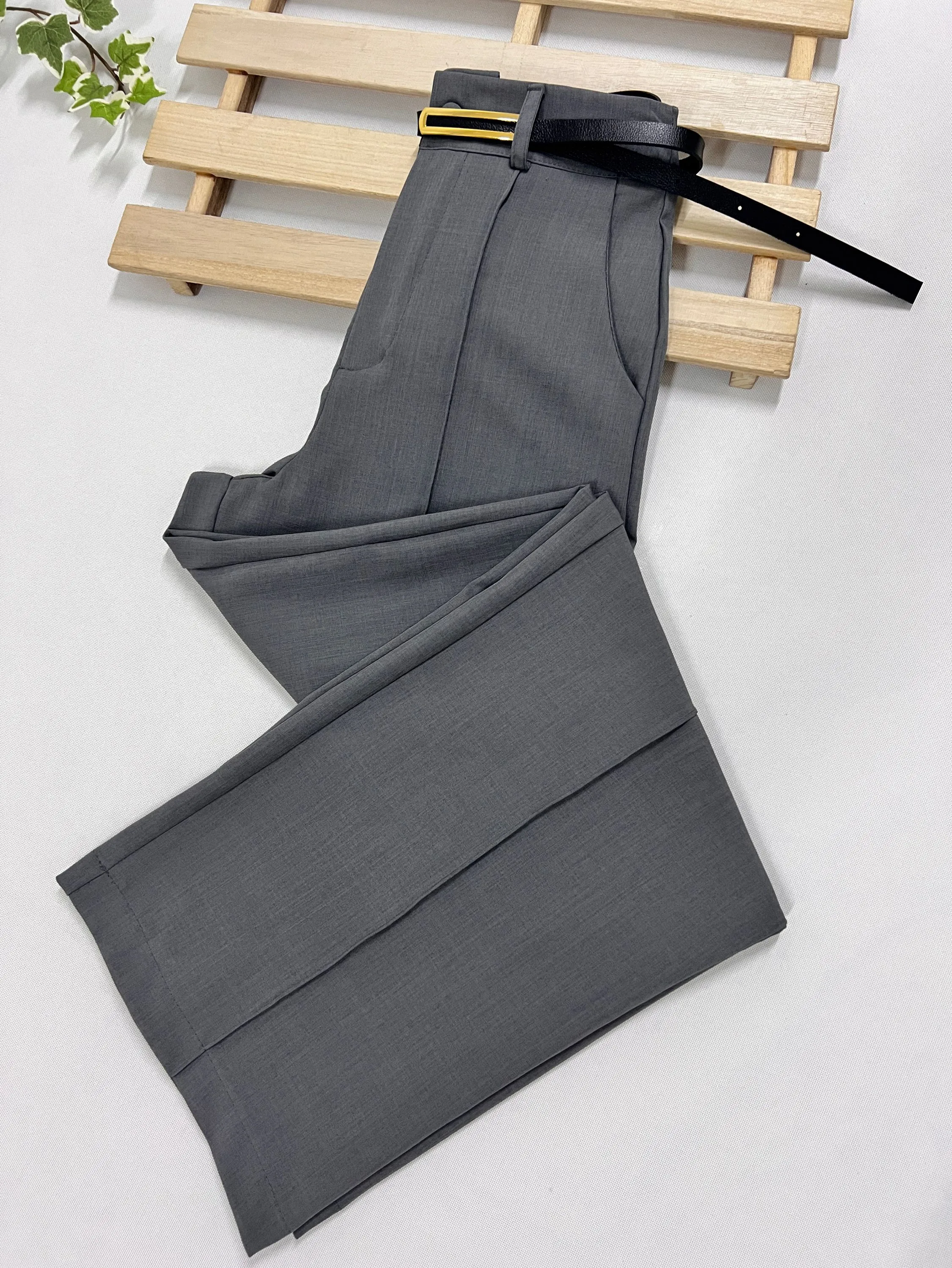 Calça pantalona com cinto “Tecido -Luis twill”