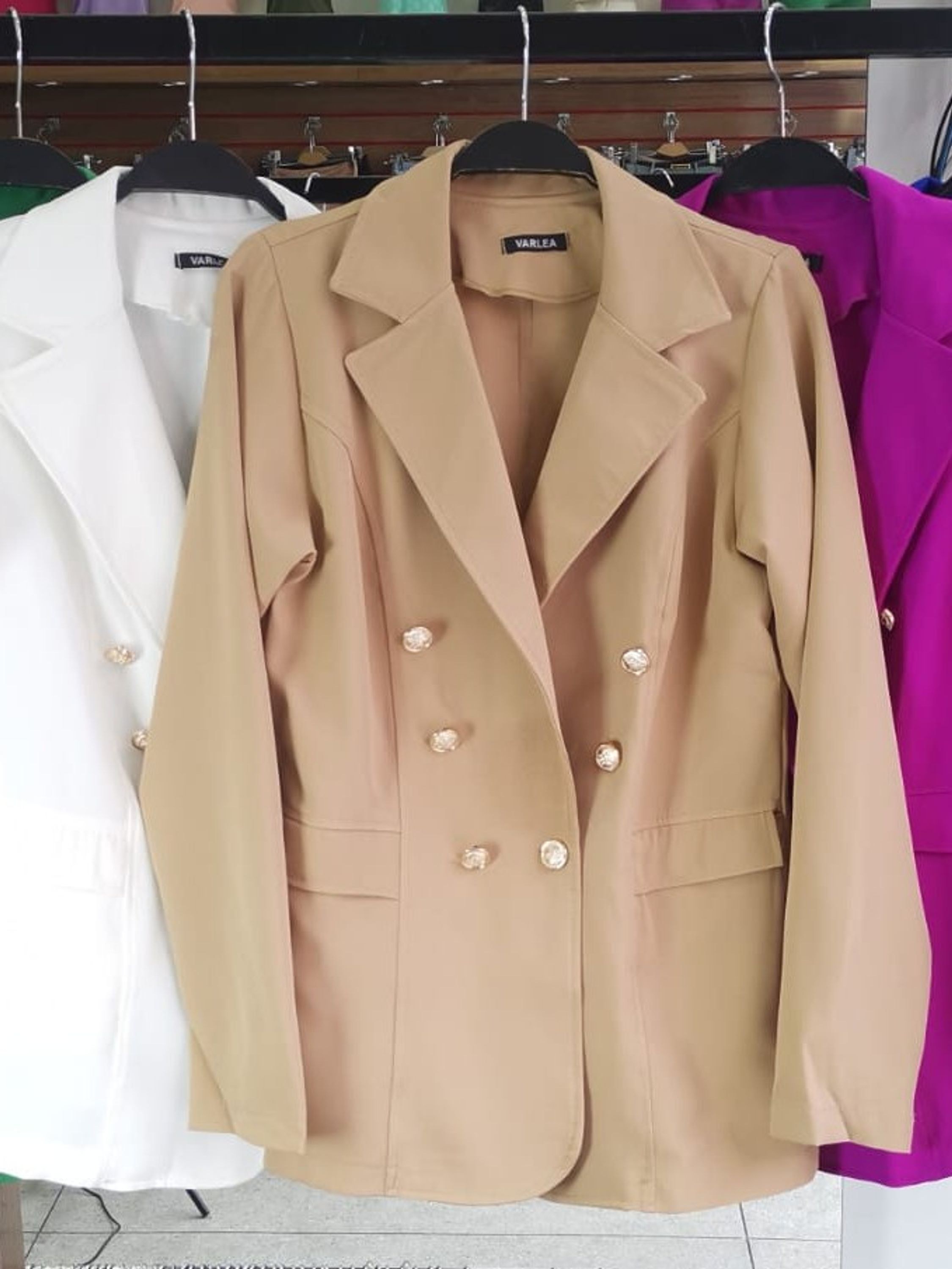 Blazer feminina de alfaiataria social com botão