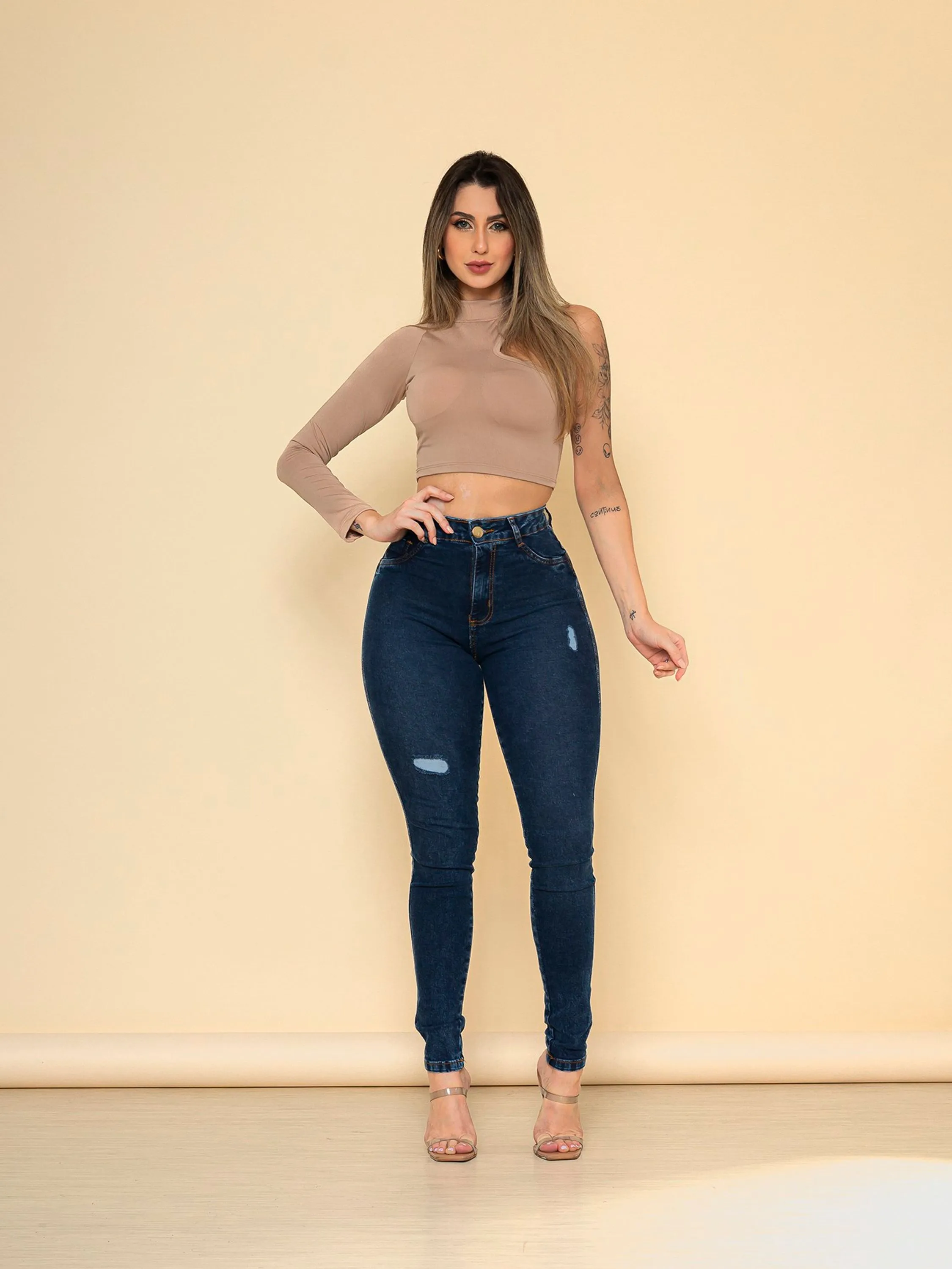 Calça jeans feminina skinny levanta bumbum