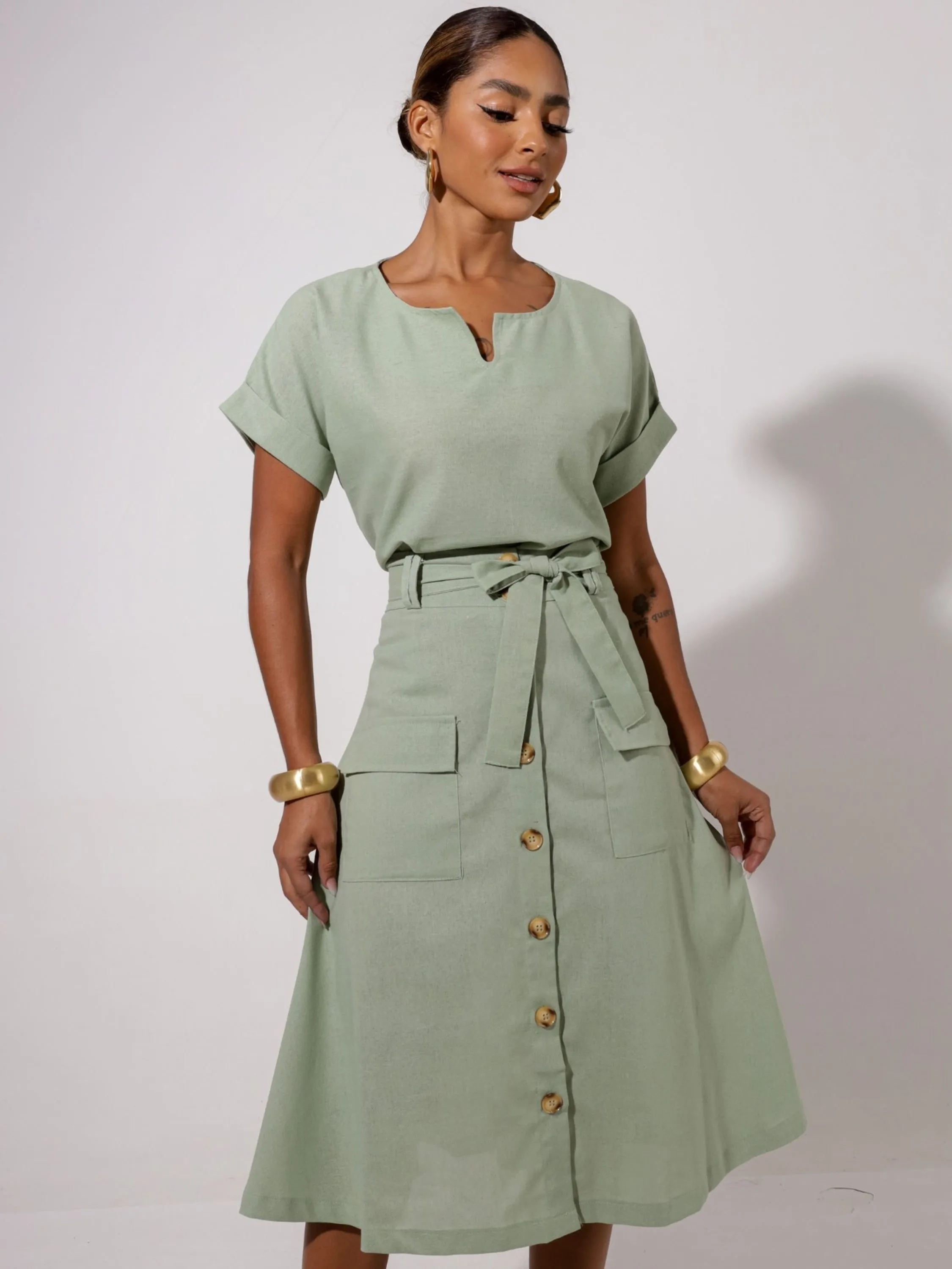 Conjunto Blusa Gola V Saia Mídi Laço Bolso Cargo Botões