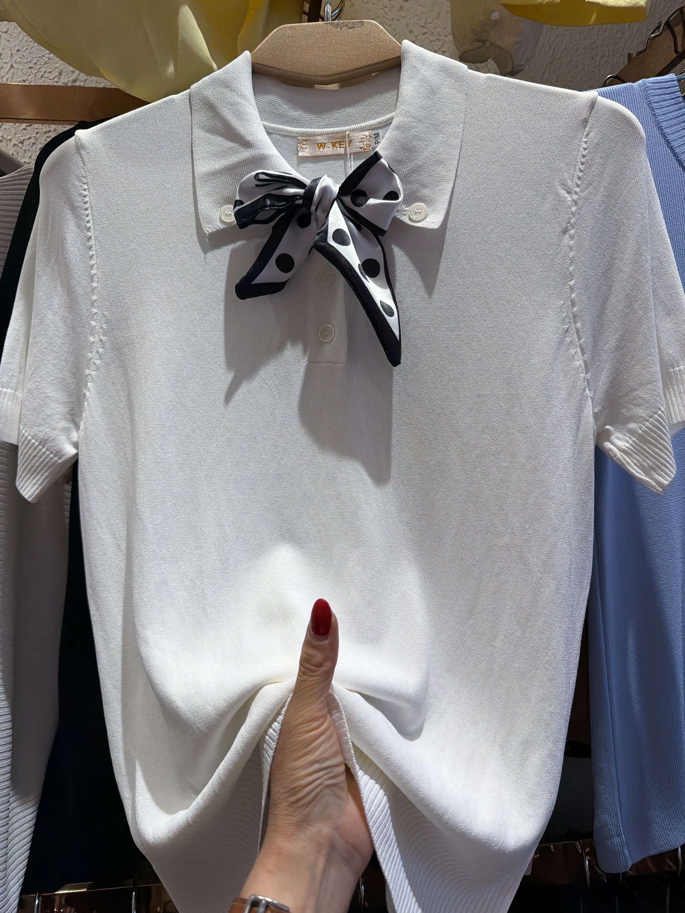 Blusa polo de malha gelada com lenço bolinha