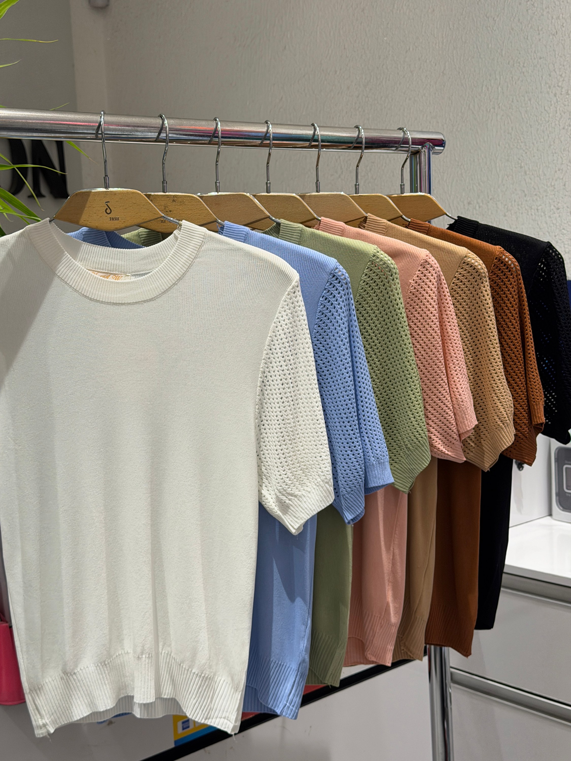 Blusa Tricô Gola Redonda Malha Gelada com Mangas Perfuradas
