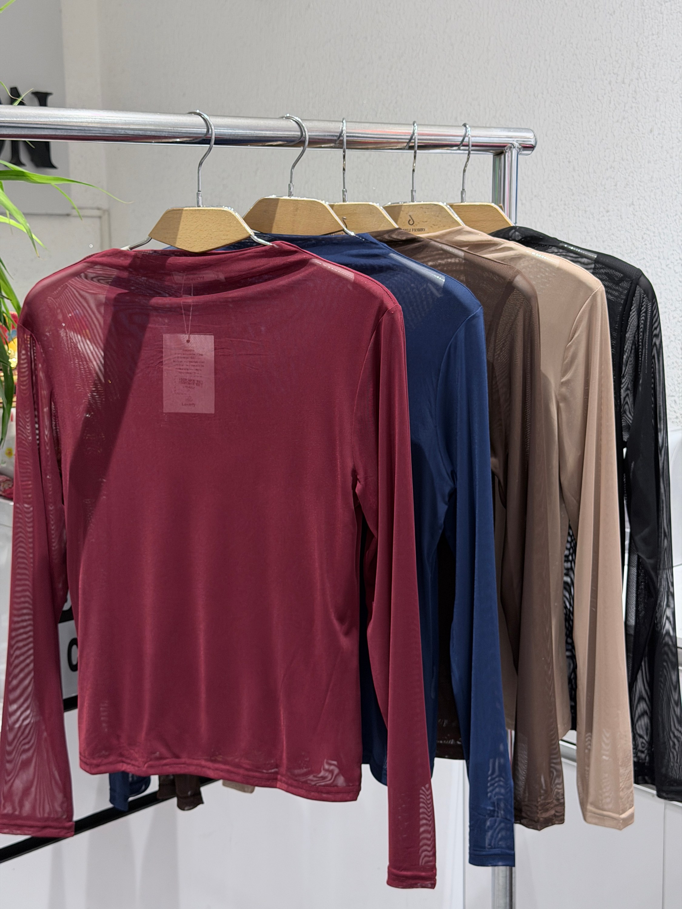 Blusa básica de malha transparente tu le