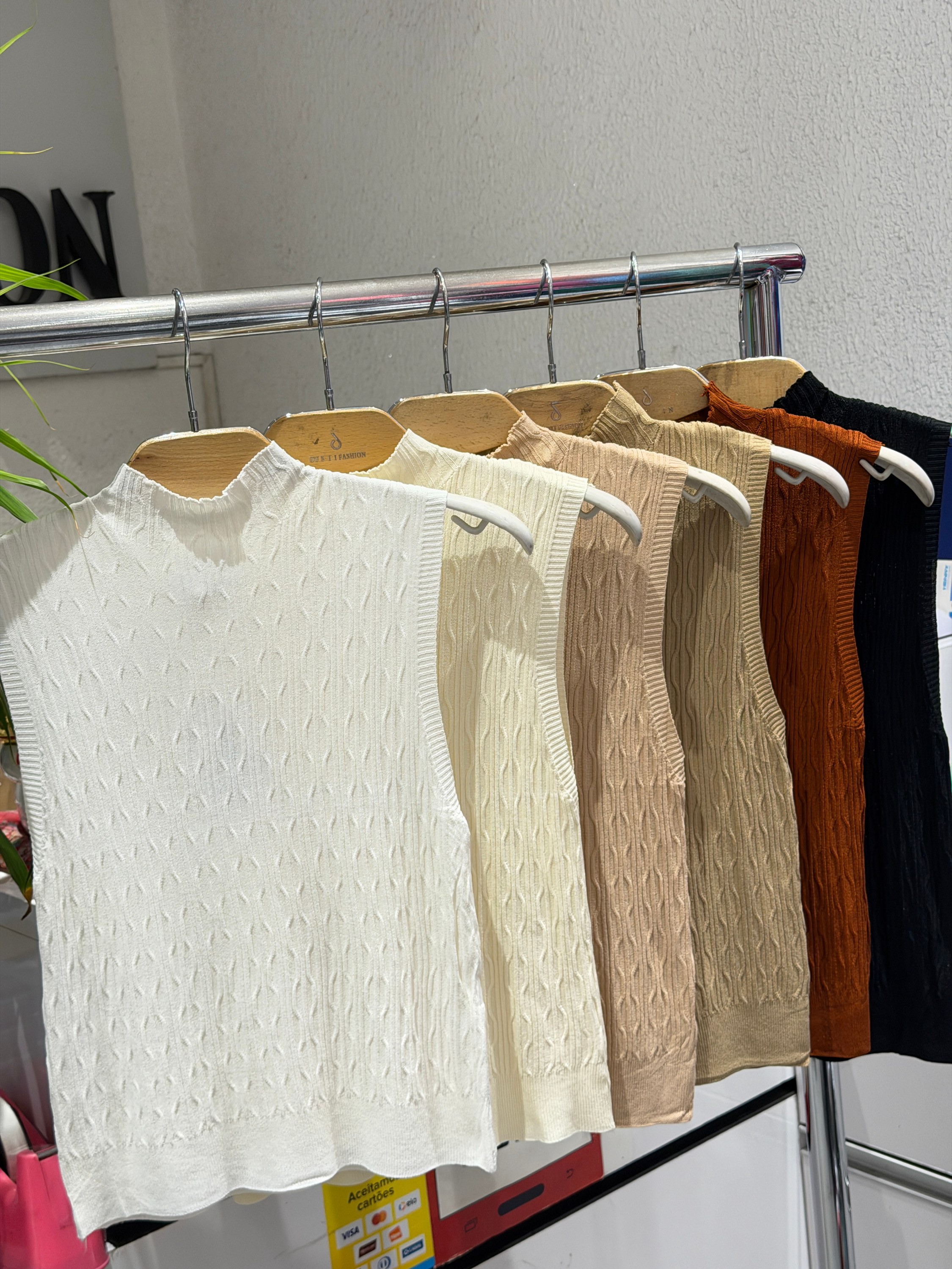 Regata tricot gola meia alta com textura torcida ✨