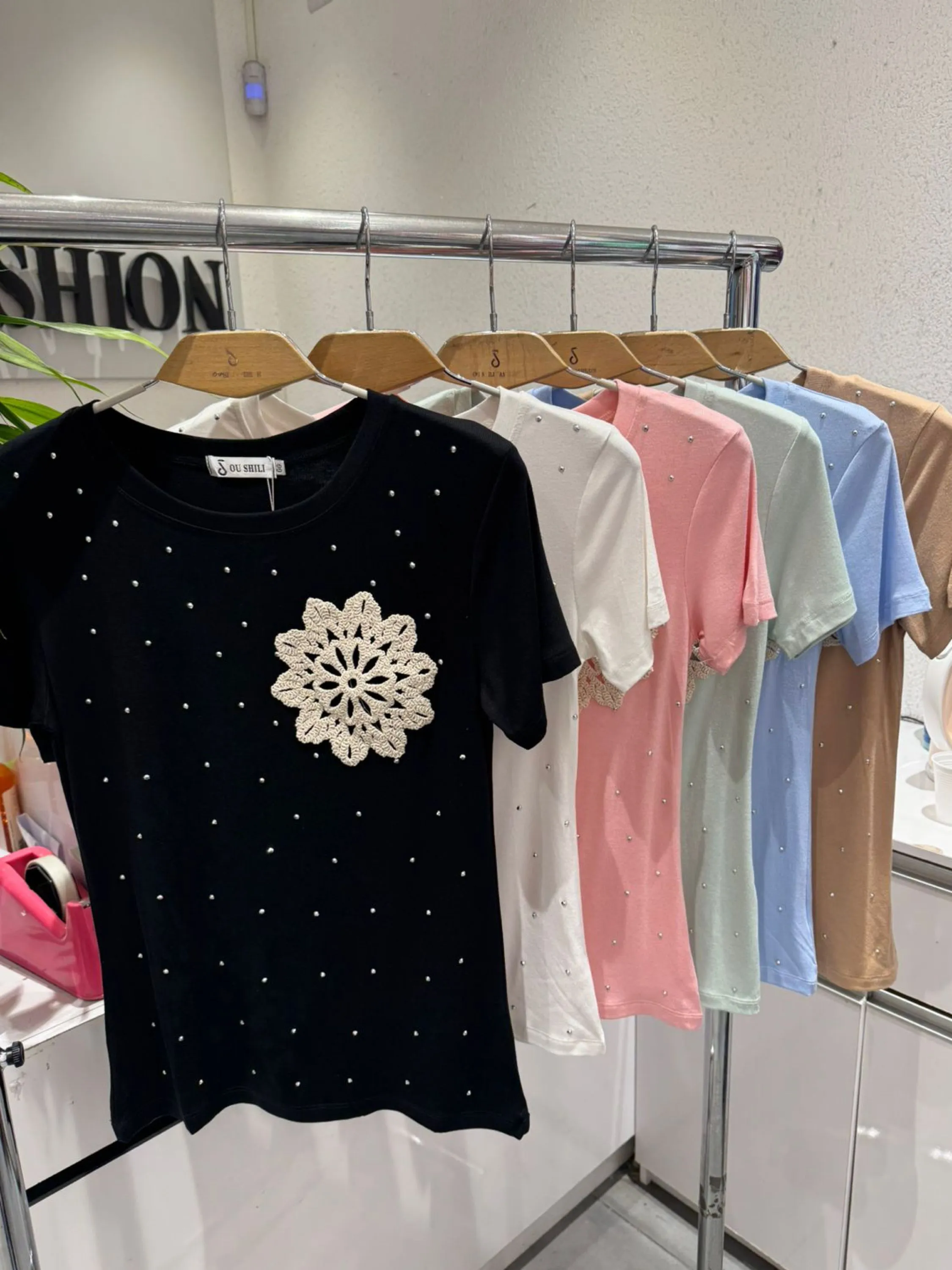 Camiseta flor e strass