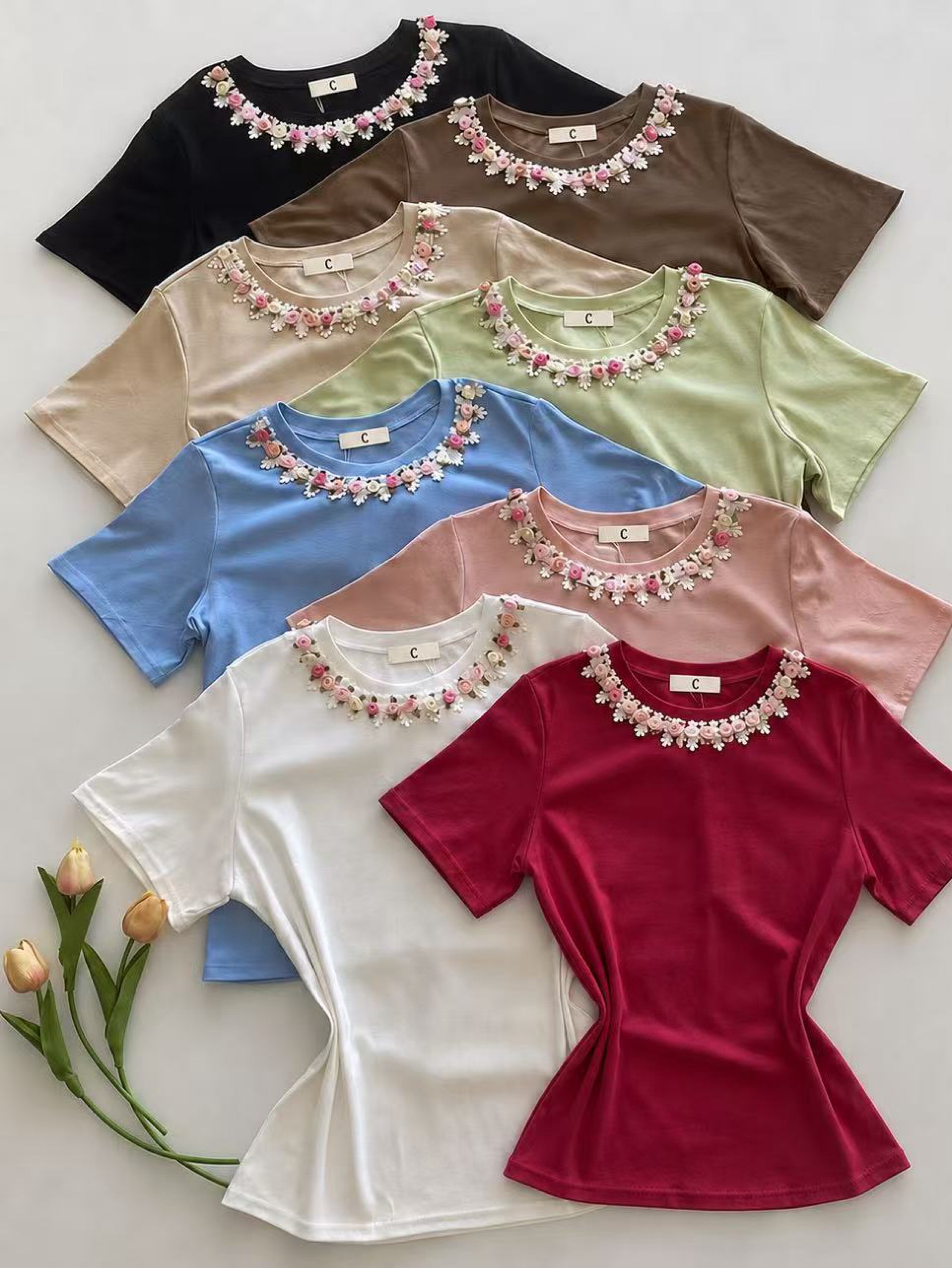 Camiseta de manga curta com flores 🌺