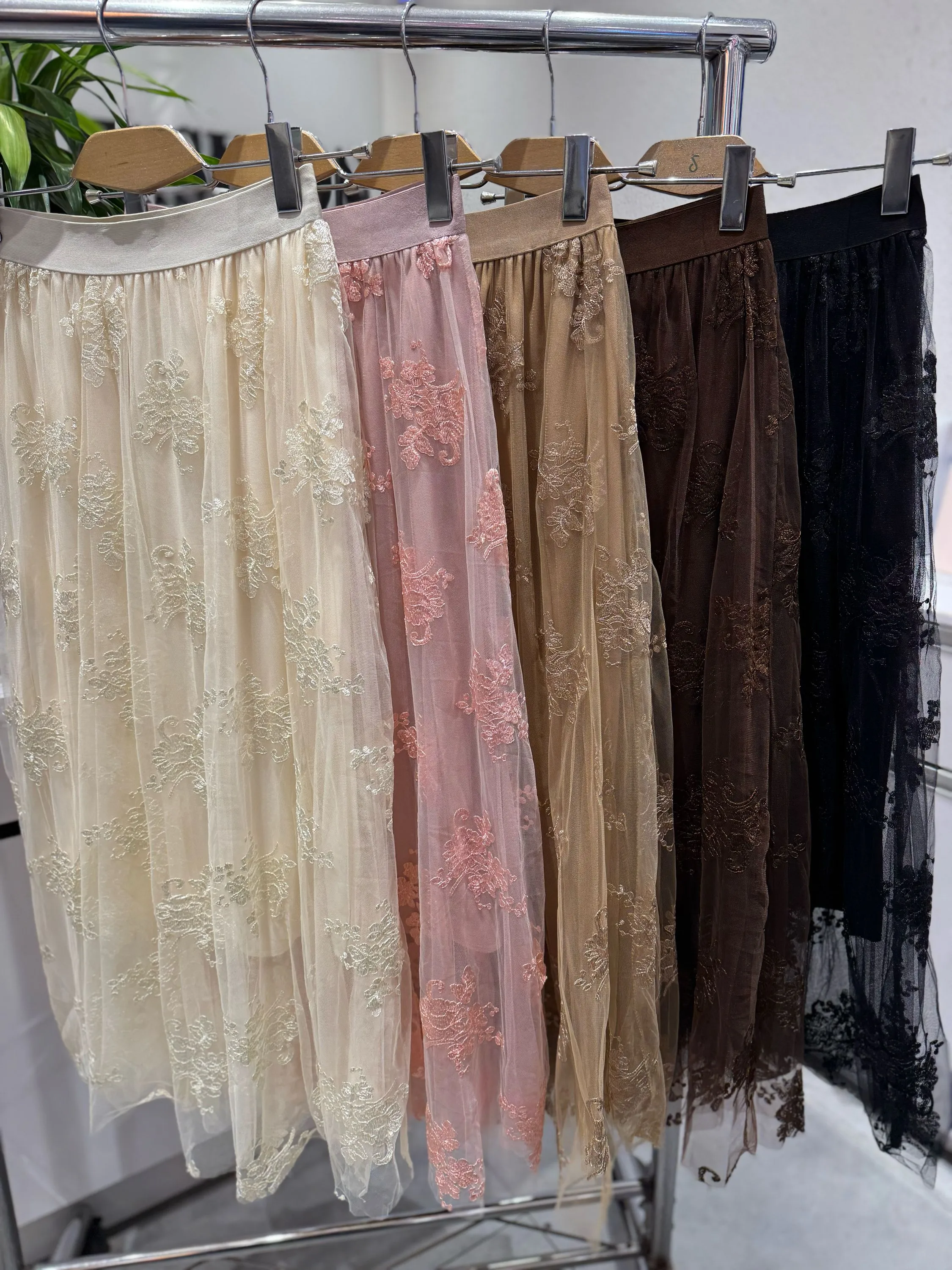 Lançamento de saia renda com flore