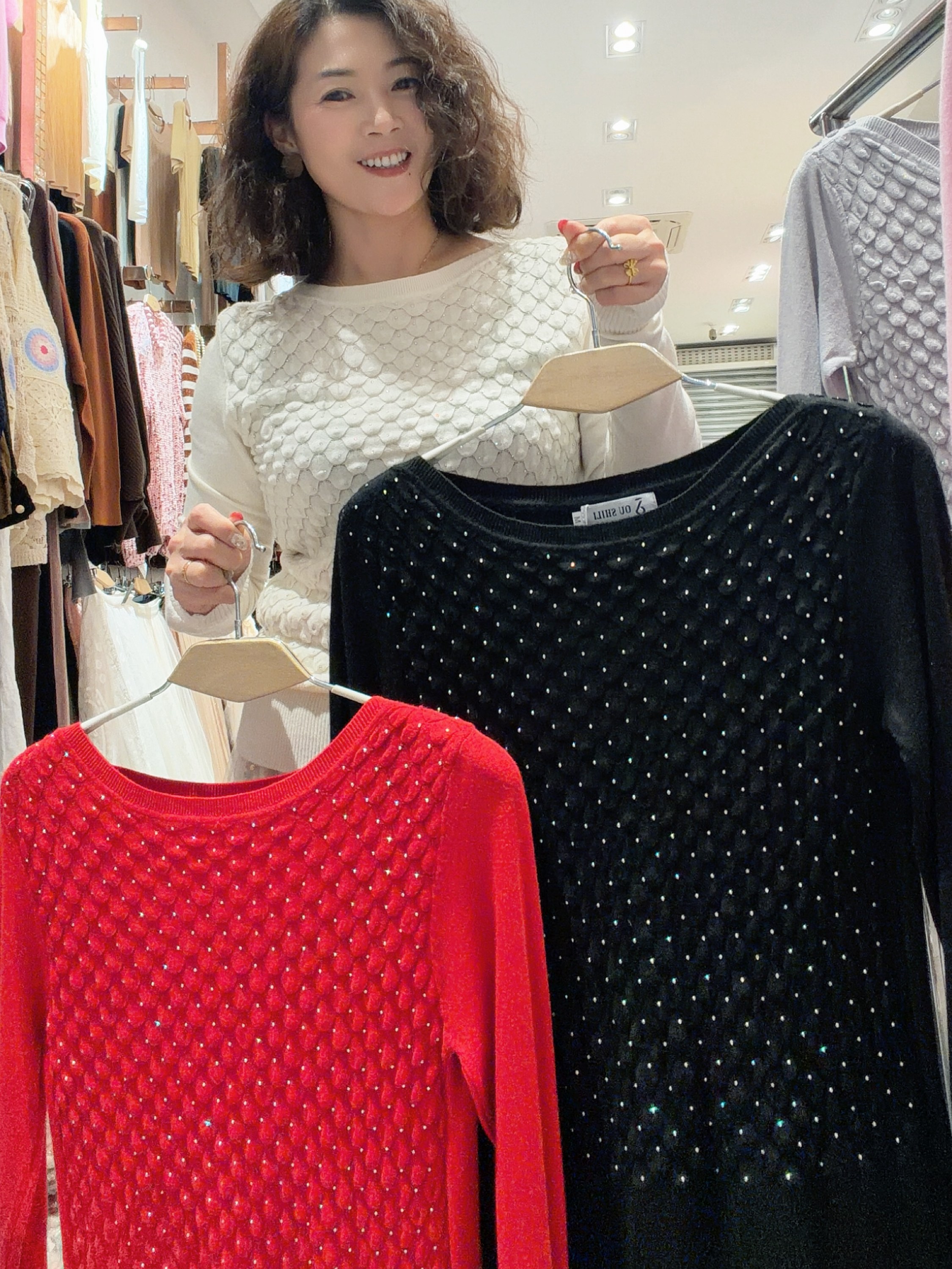 Tricot macinho com pedras e brilho por toda a peça