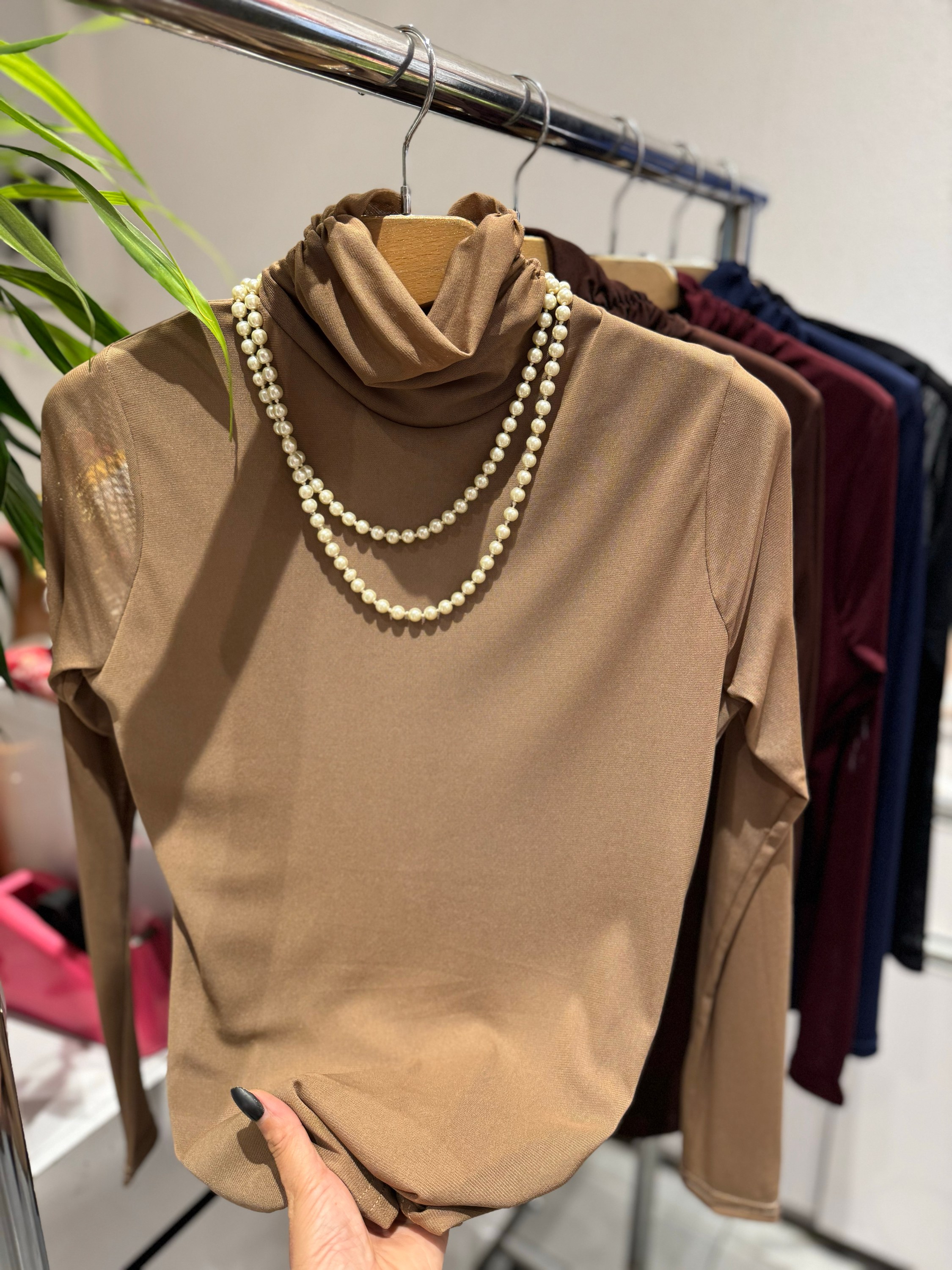 Blusa tule manga longa gola alta