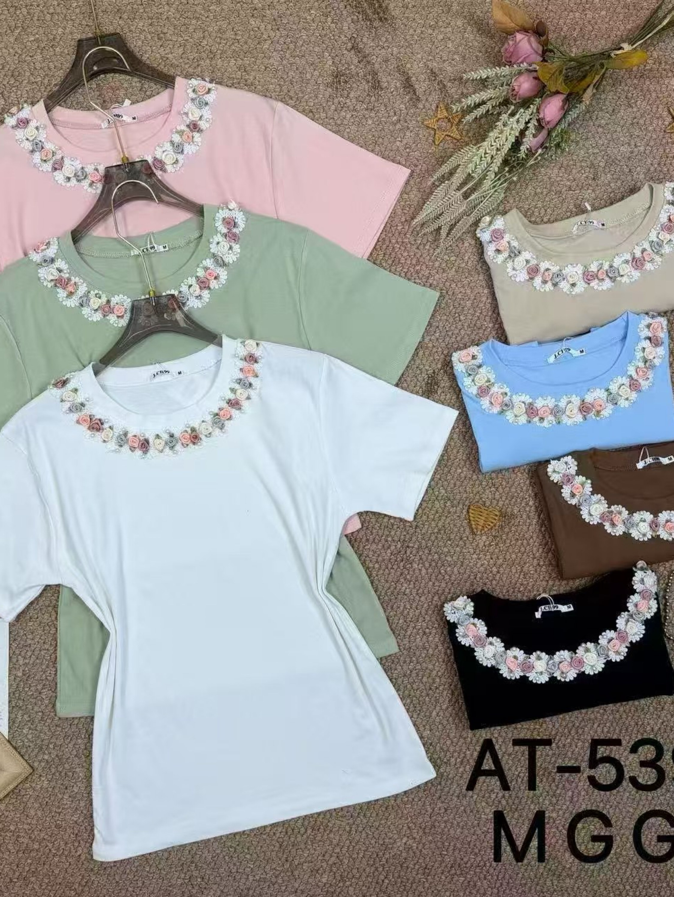 Camiseta com flores no colarinho, cheia de doçura ✨