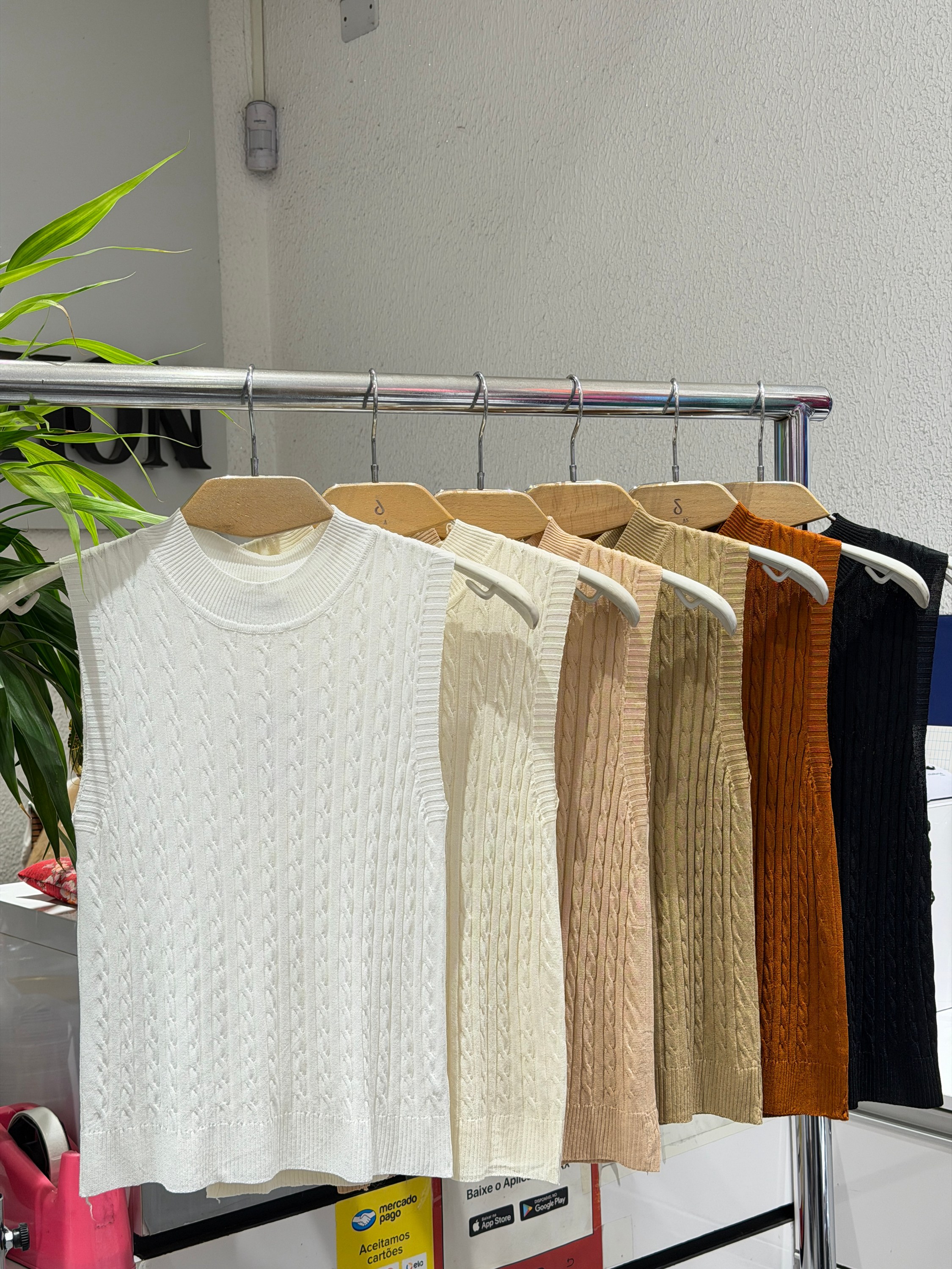 Colete tricot gola alta, textura elegante ✨