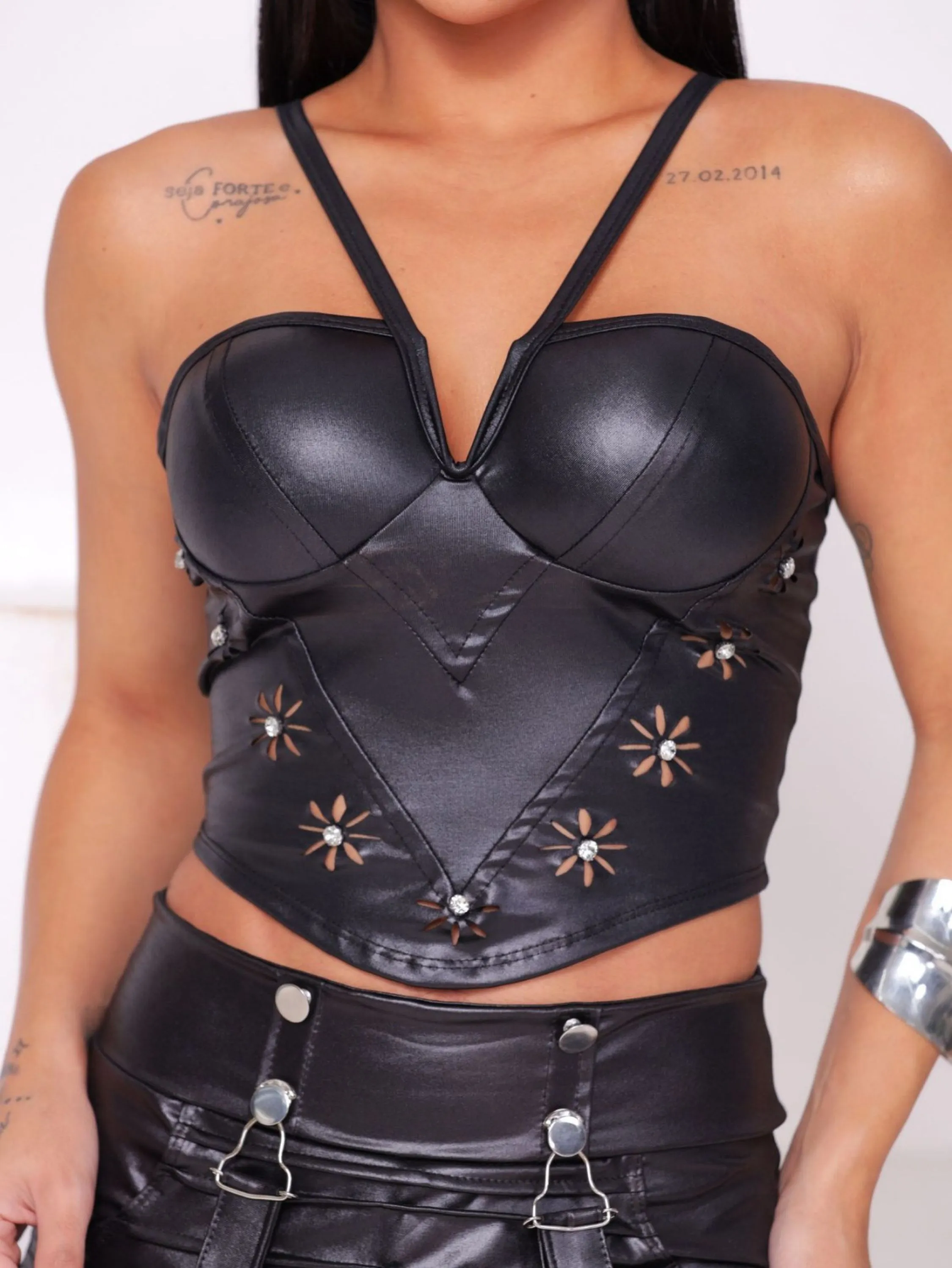 Top cropped cirre decote mini V com bojo