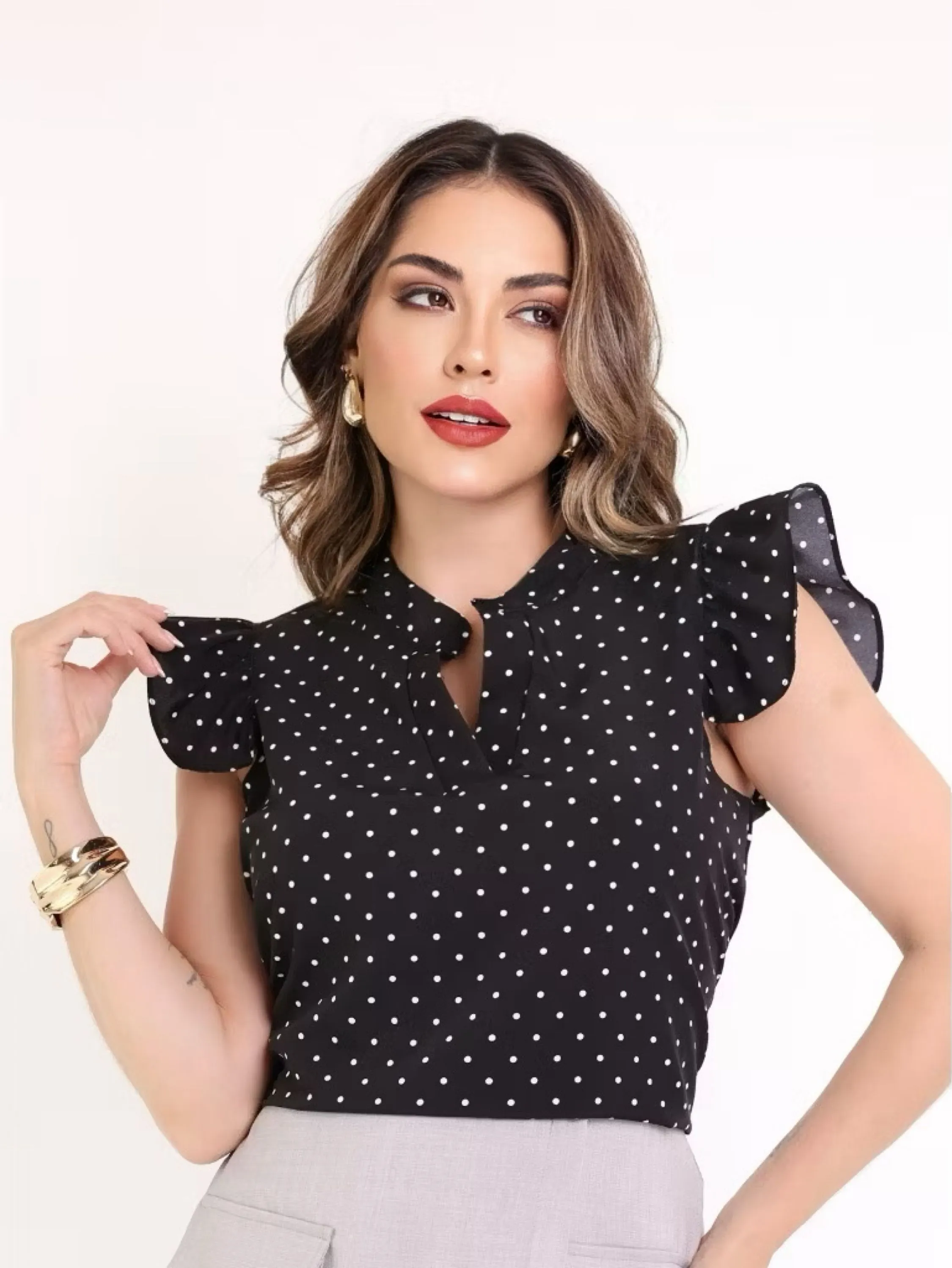 Blusa crepinho gola V  estampa BOLINHAS