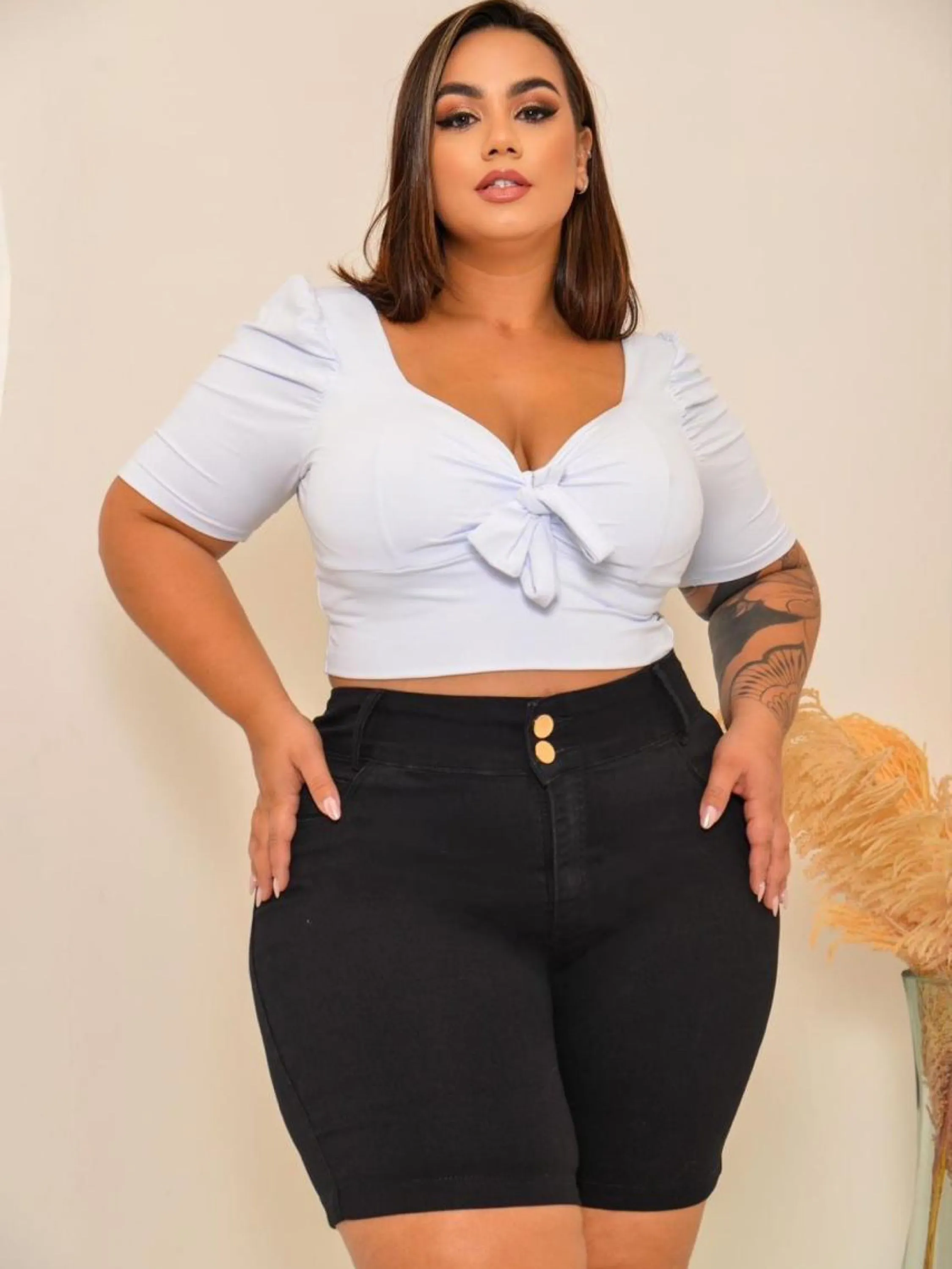 Bermuda Meia Coxa Plus Size com Lycra - Preta