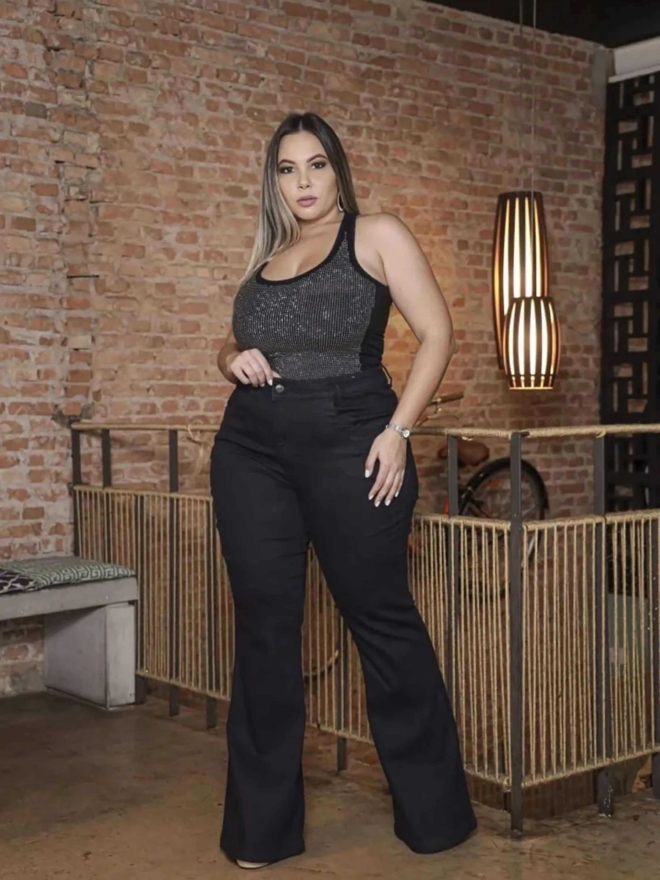 Calça Plus Size Flare Preta