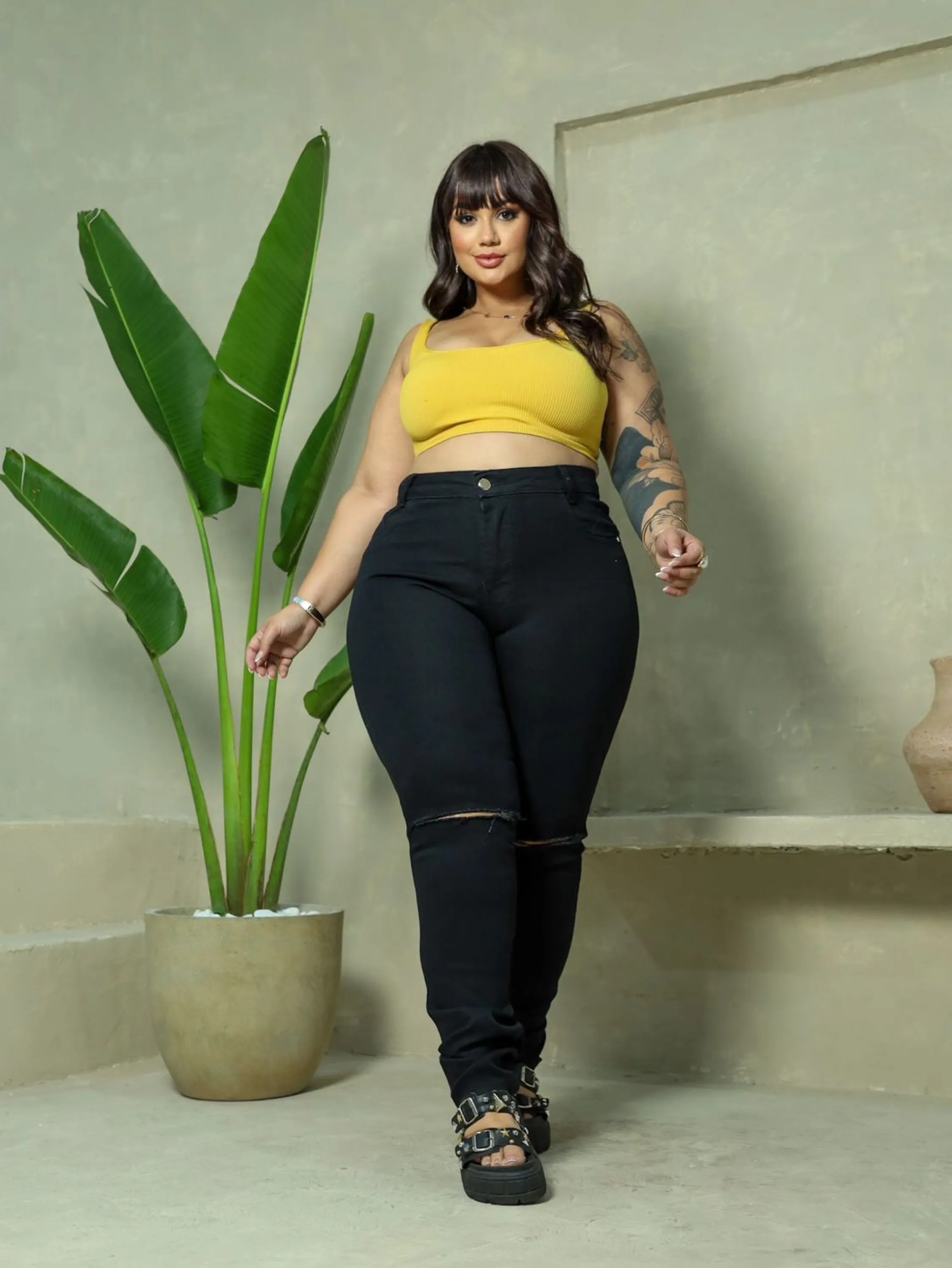 Calça Preta Rasgada no Joelho - Com lycra Plus Size