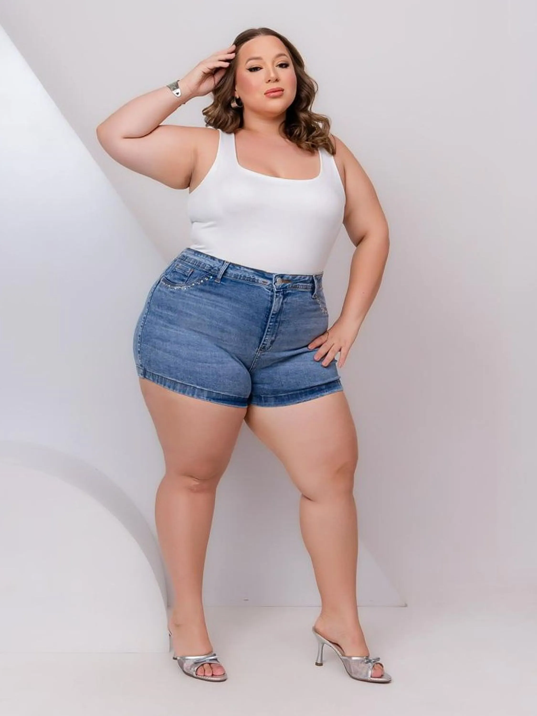 SHORT JEANS PLUS SIZE LYCRA COM APLICAÇÕES