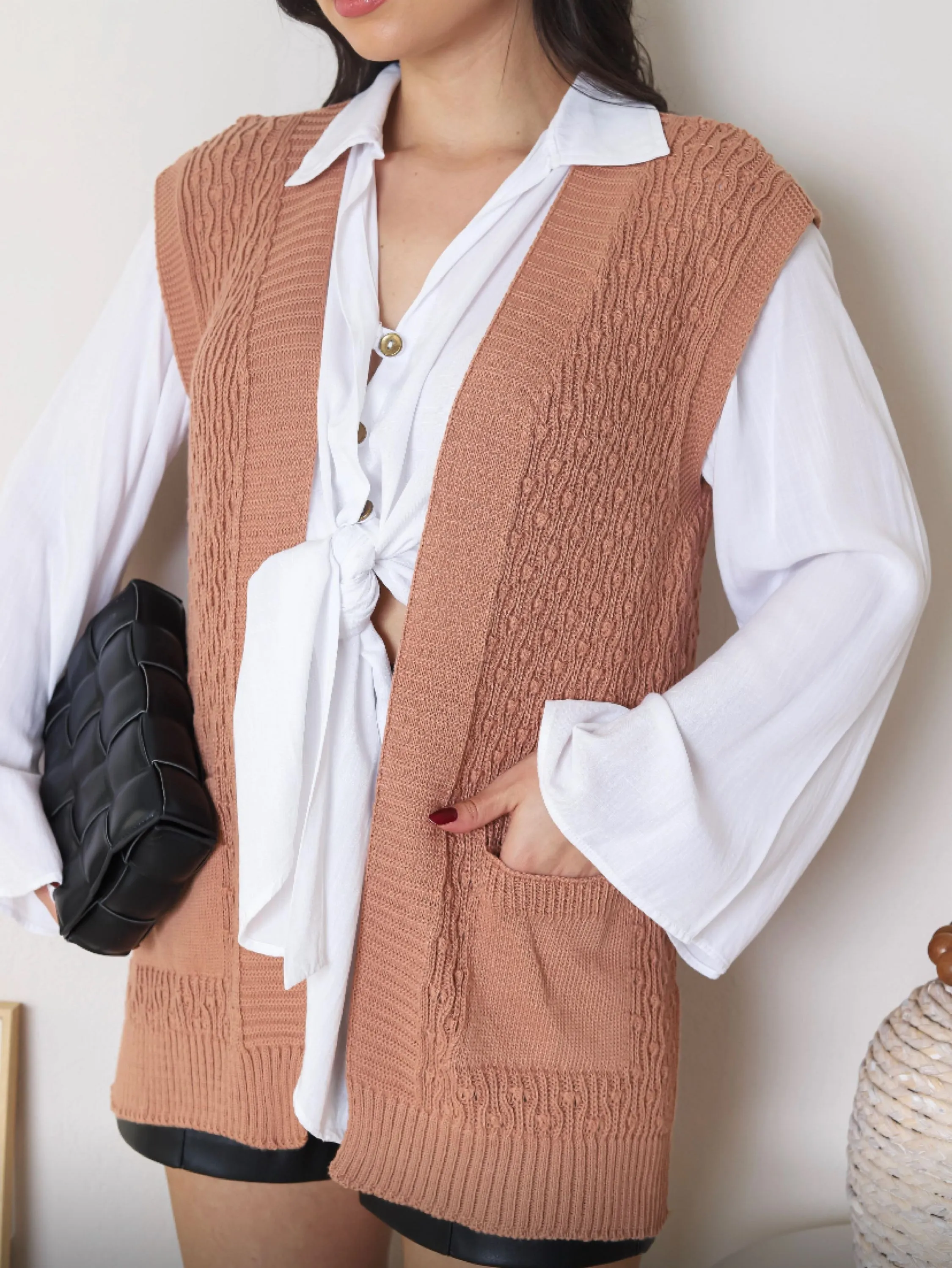 Colete de tricot , aberto , alongado , e com bolsos