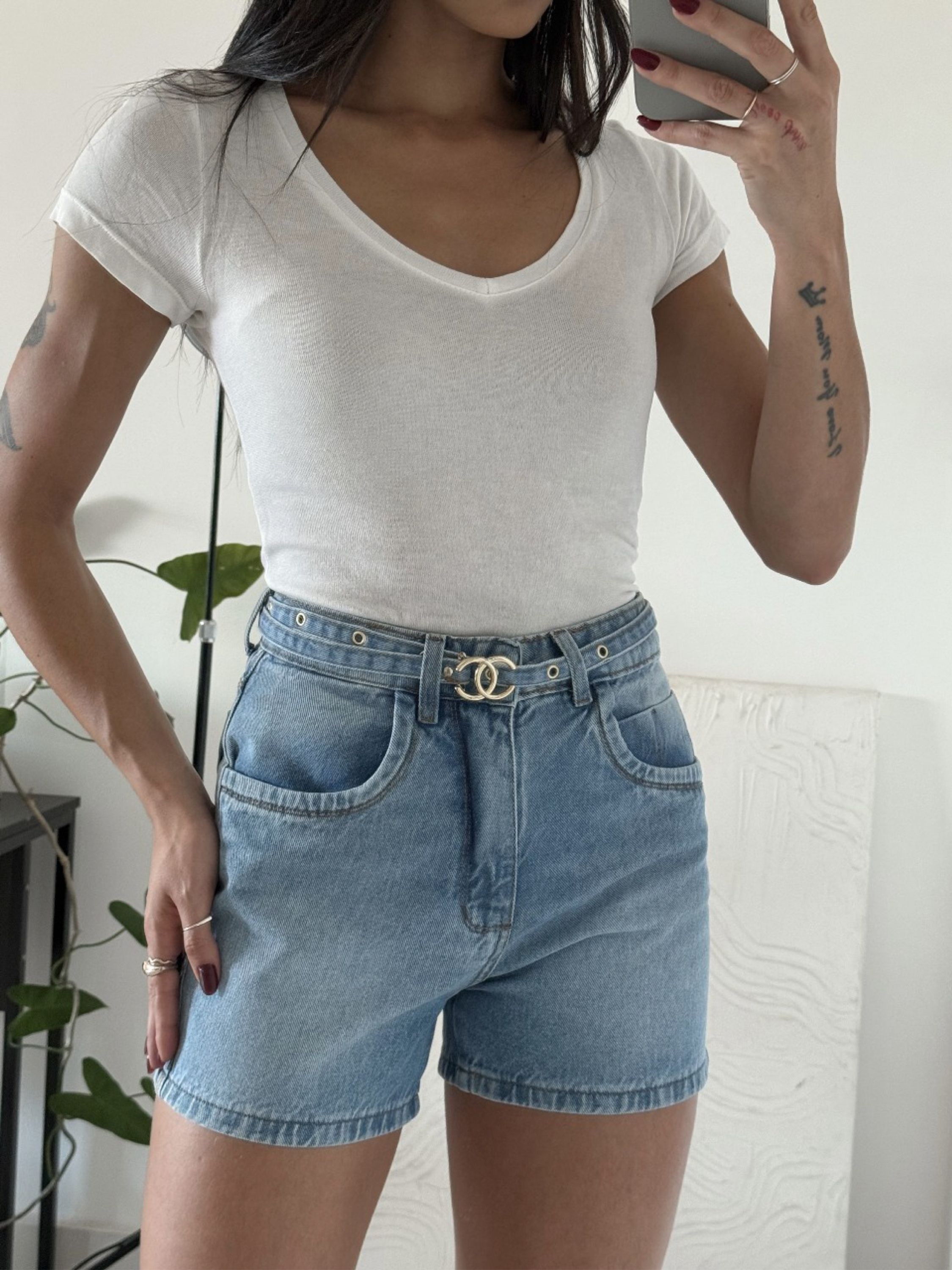 Fancy Modas Short Jeans com cinto Chanel